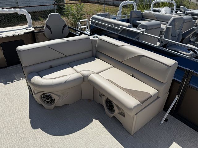 2026 Tahoe Sport 85 - 21 Rear Fish - 6