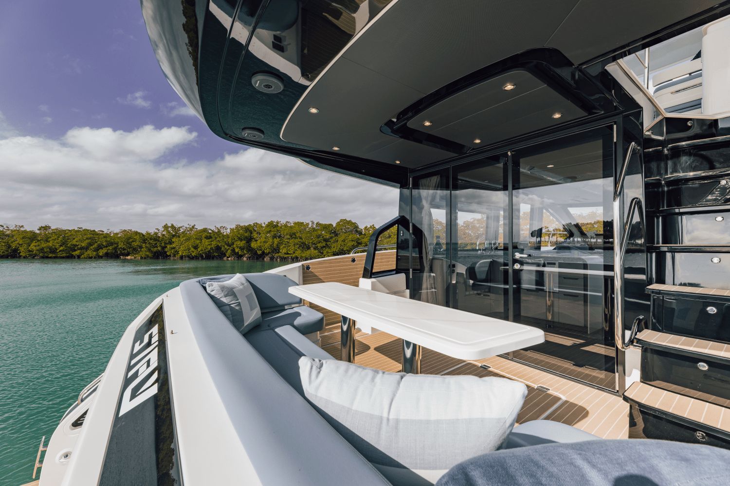 2027 Cruisers Yachts 57 Fly - 36