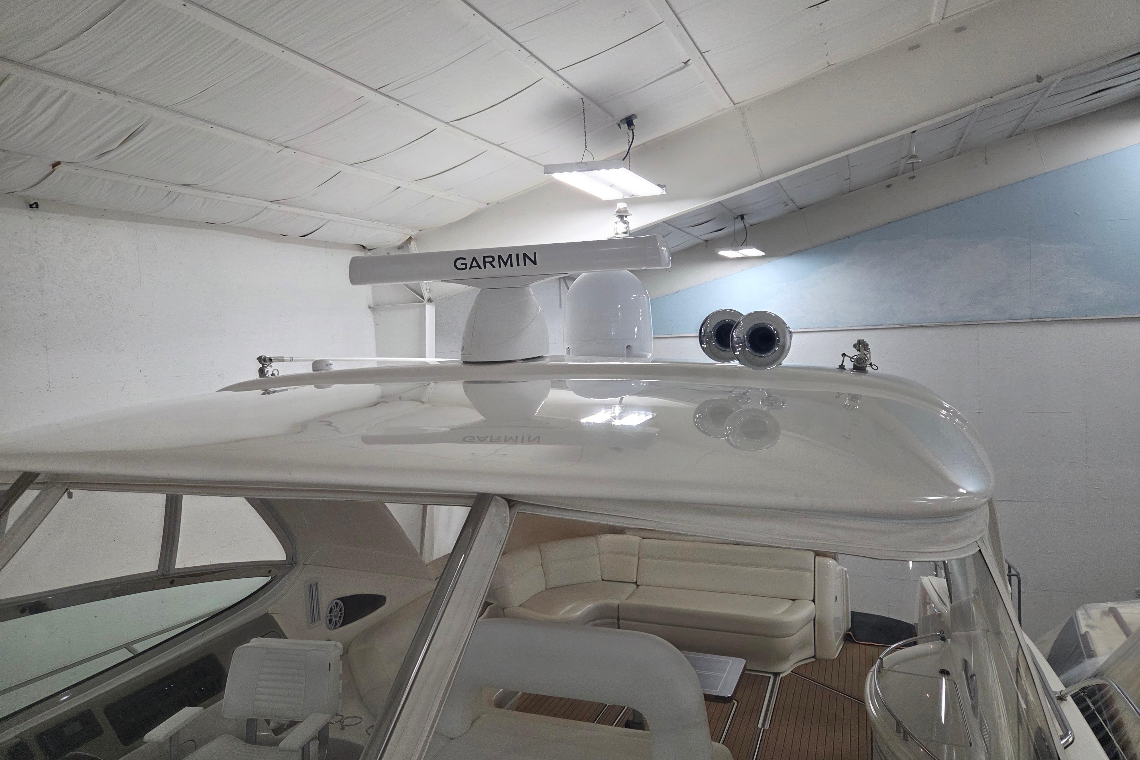 2000 Sea Ray Sundancer 540 yacht with Garmin radar, indoor view.