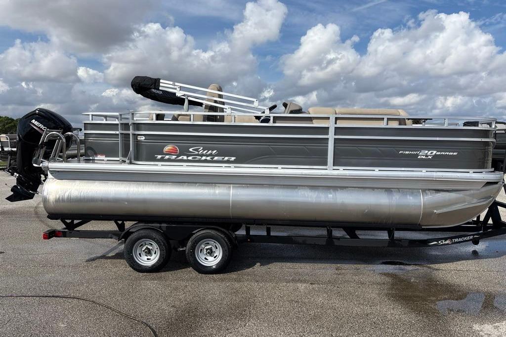 2025 Sun Tracker Fishin' Barge 20 DLX