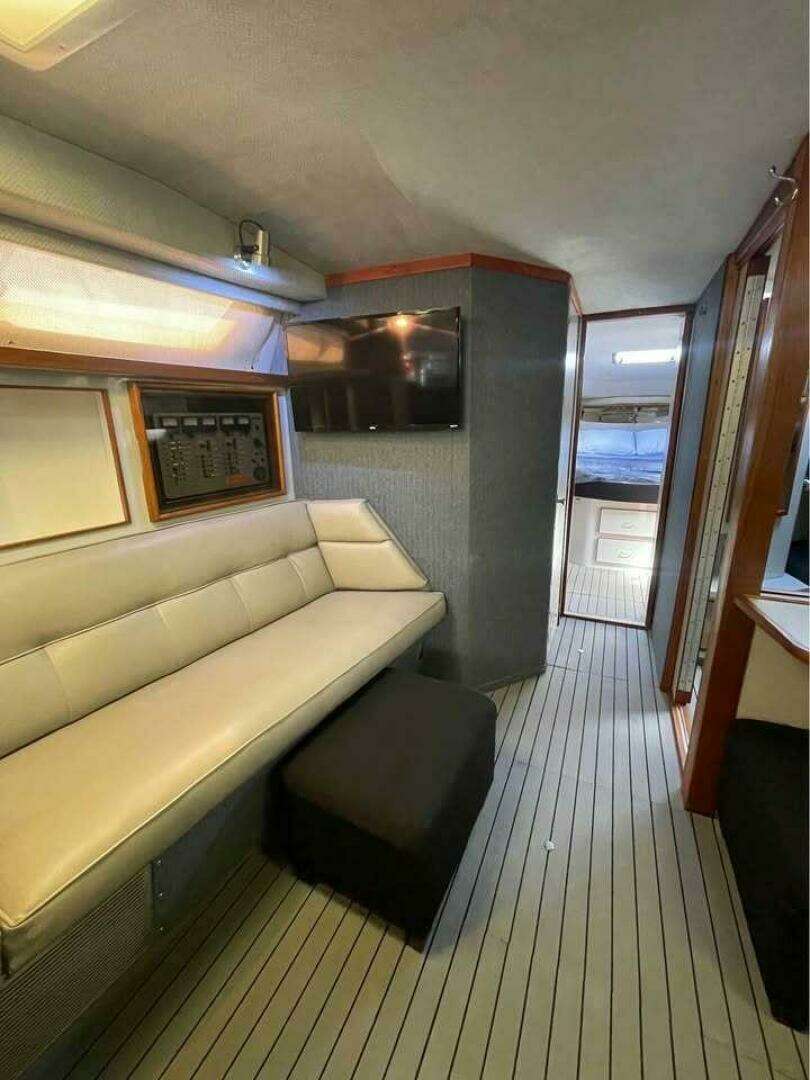 1989 Sea Ray 390 Express Cruiser - Image 7