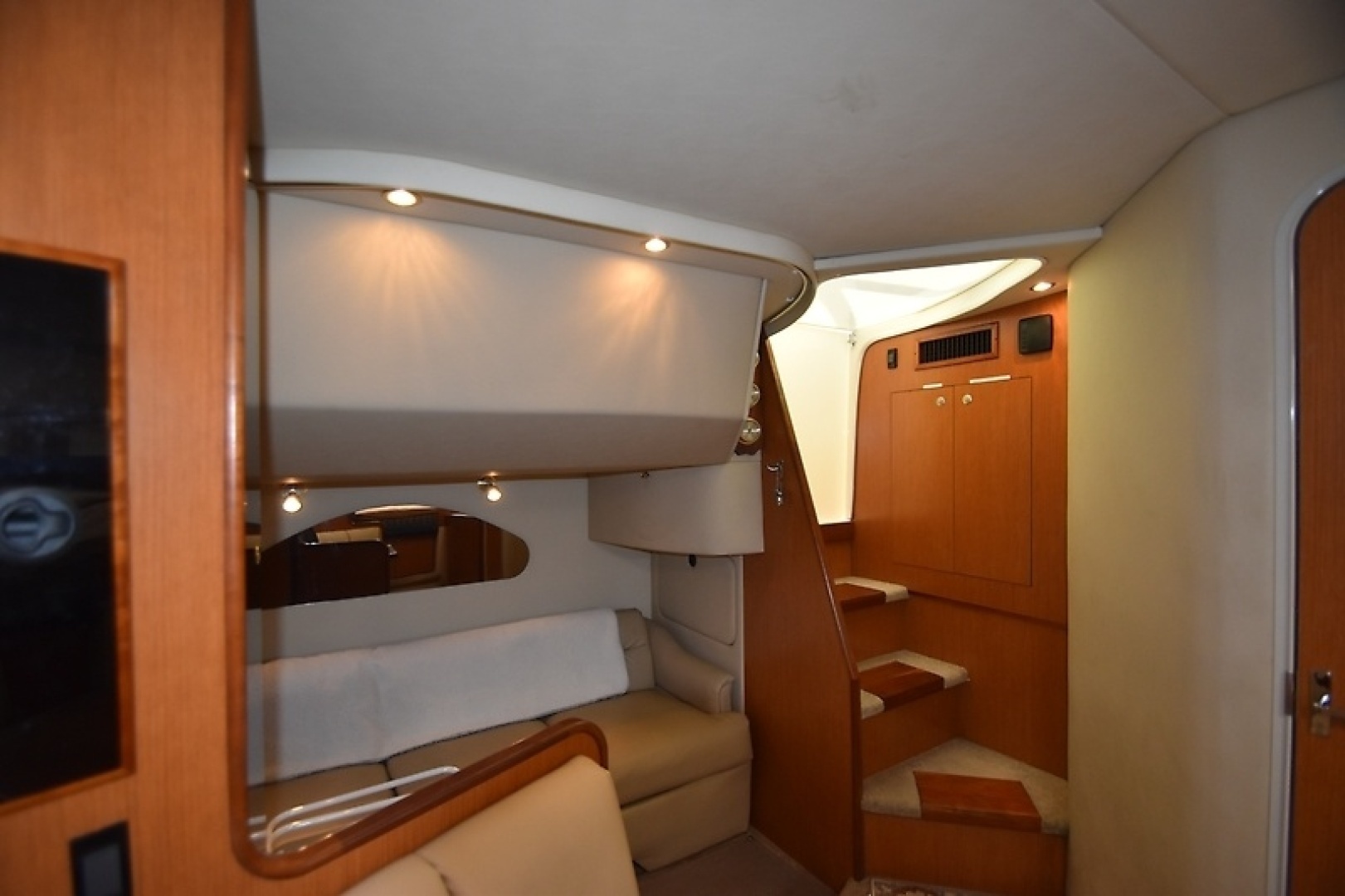 2004 Cruisers Yachts 320 Express - Image 9