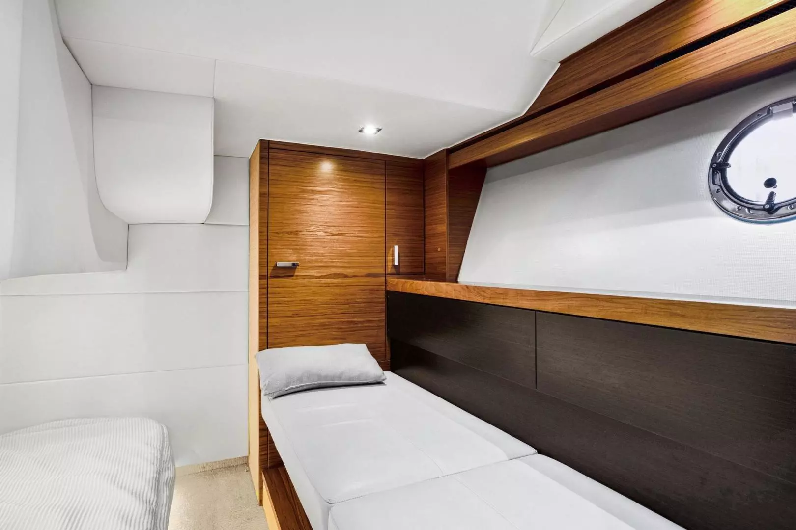 2018 Tiara Yachts 39 Coupe - Image 32