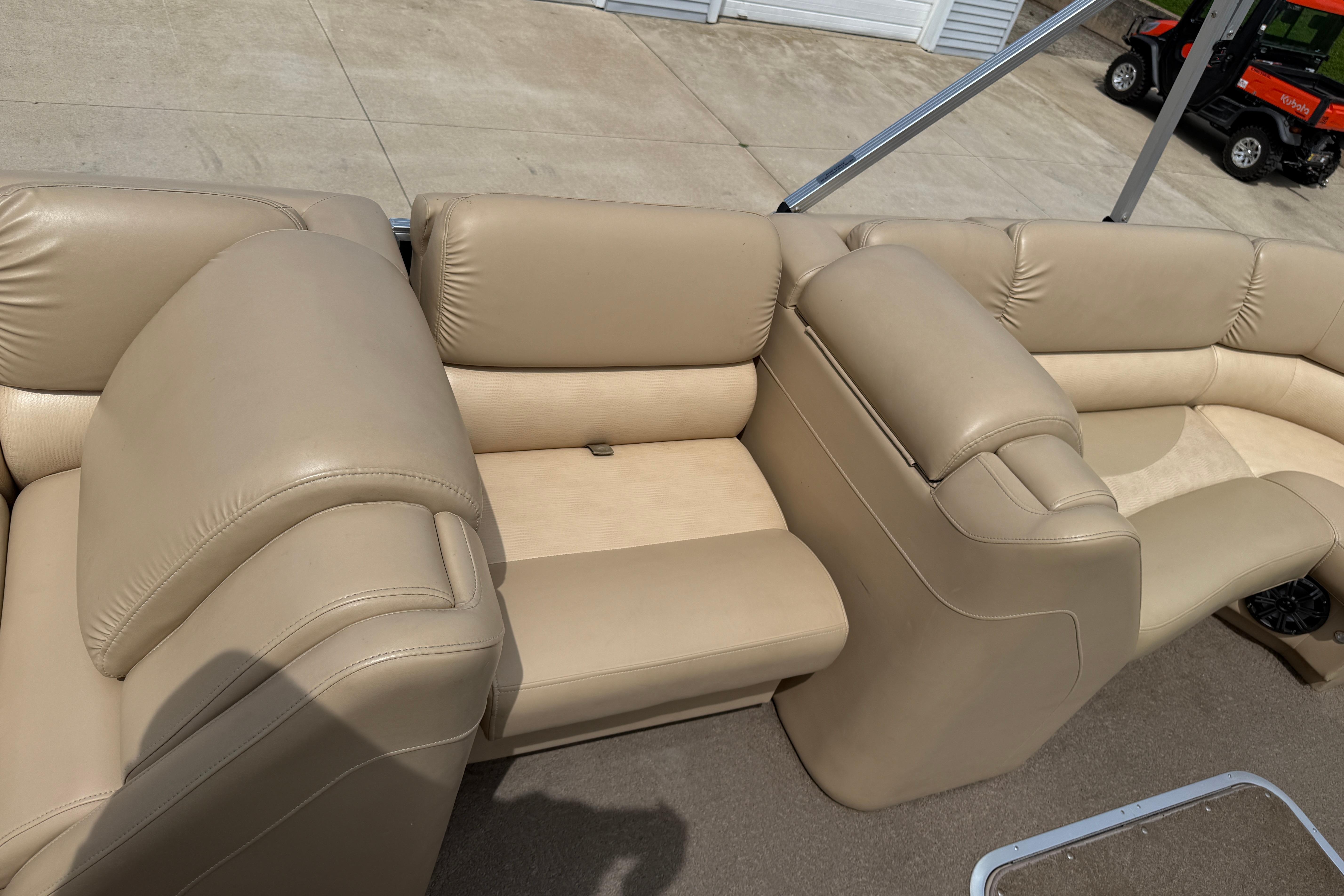 Beige leather seating on a 2011 Bennington 2575QCW I/O boat deck.