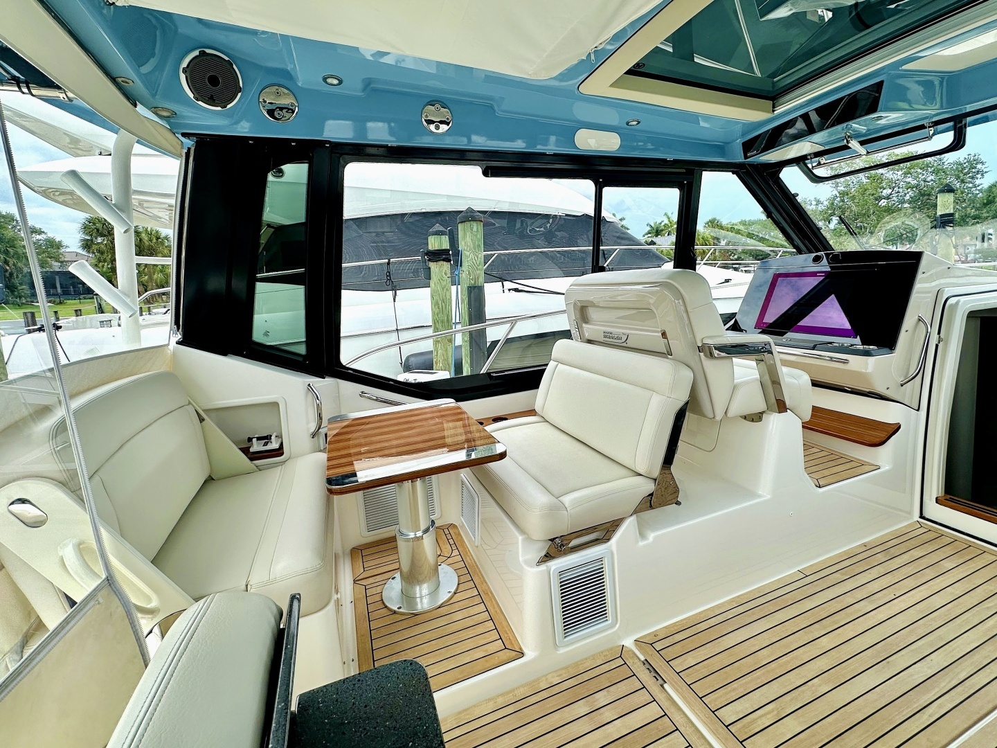 2023 Boston Whaler 405 Conquest - Image 13