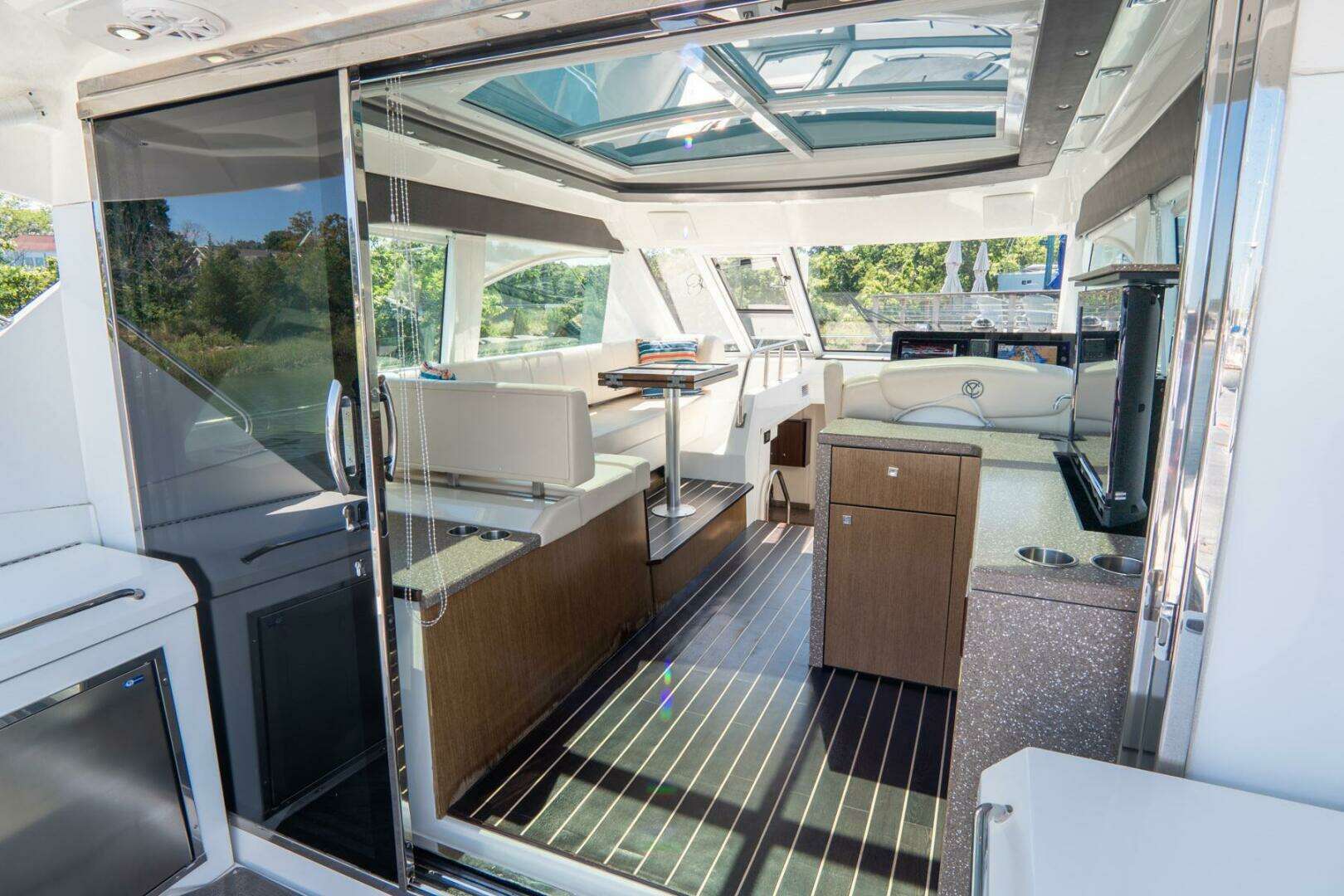 2013 Cruisers Yachts 48 Cantius - Image 3