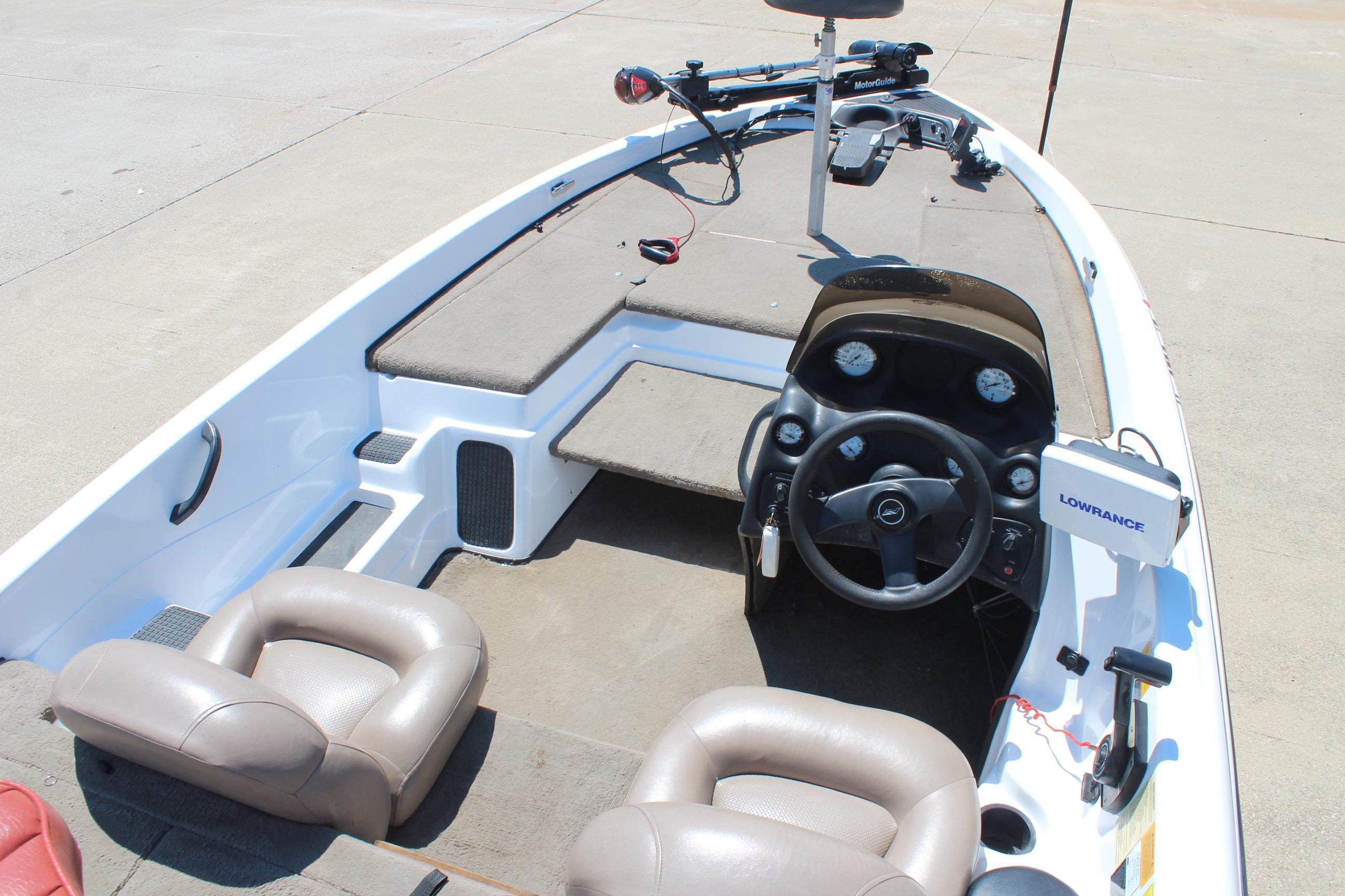 2003 Nitro NX 750 SC boat interior with steering wheel and Lowrance device.