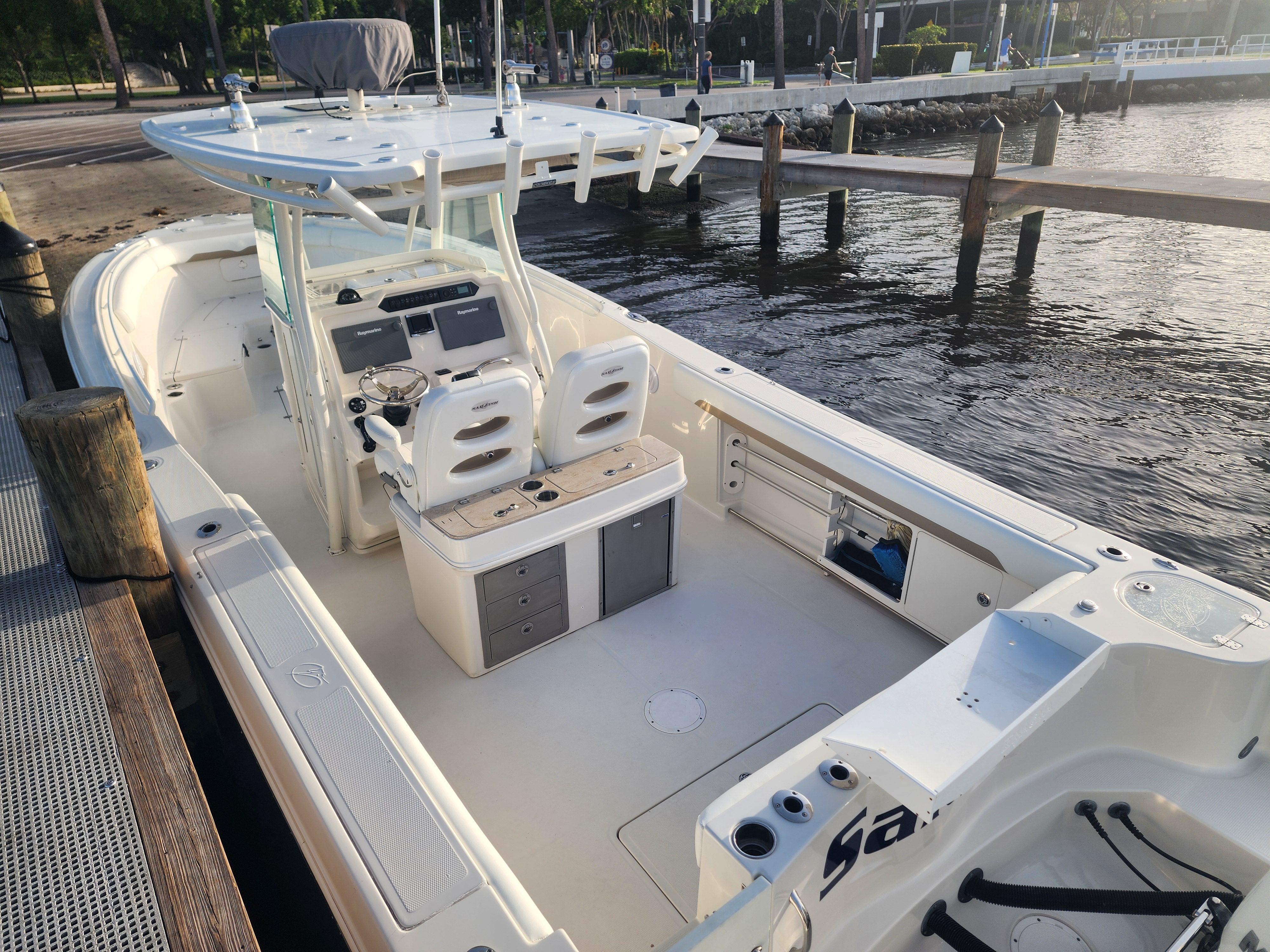 Sailfish 320 CC 2017: A spacious, modern boat with dual seats, helm console, and fishing rod holders.