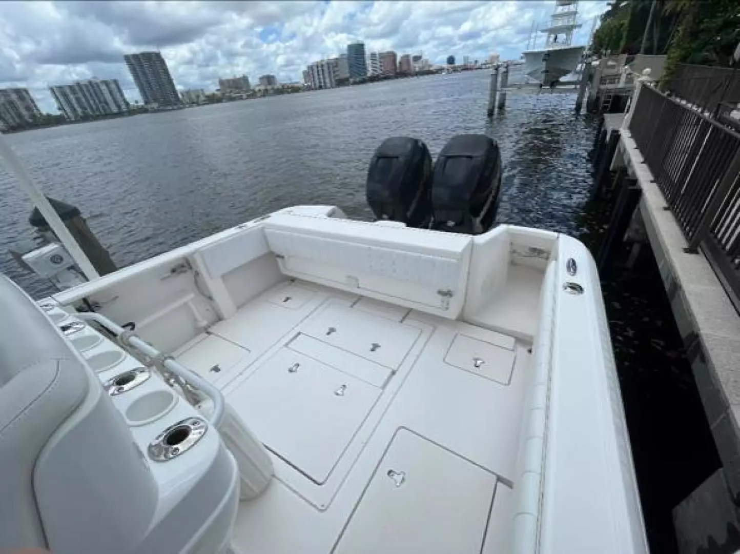 2012 Intrepid 327 - Image 12
