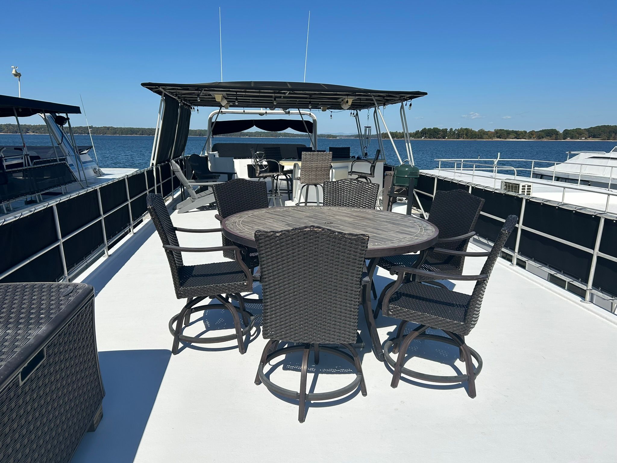 2001 Sumerset houseboat with deck seating area on the water.