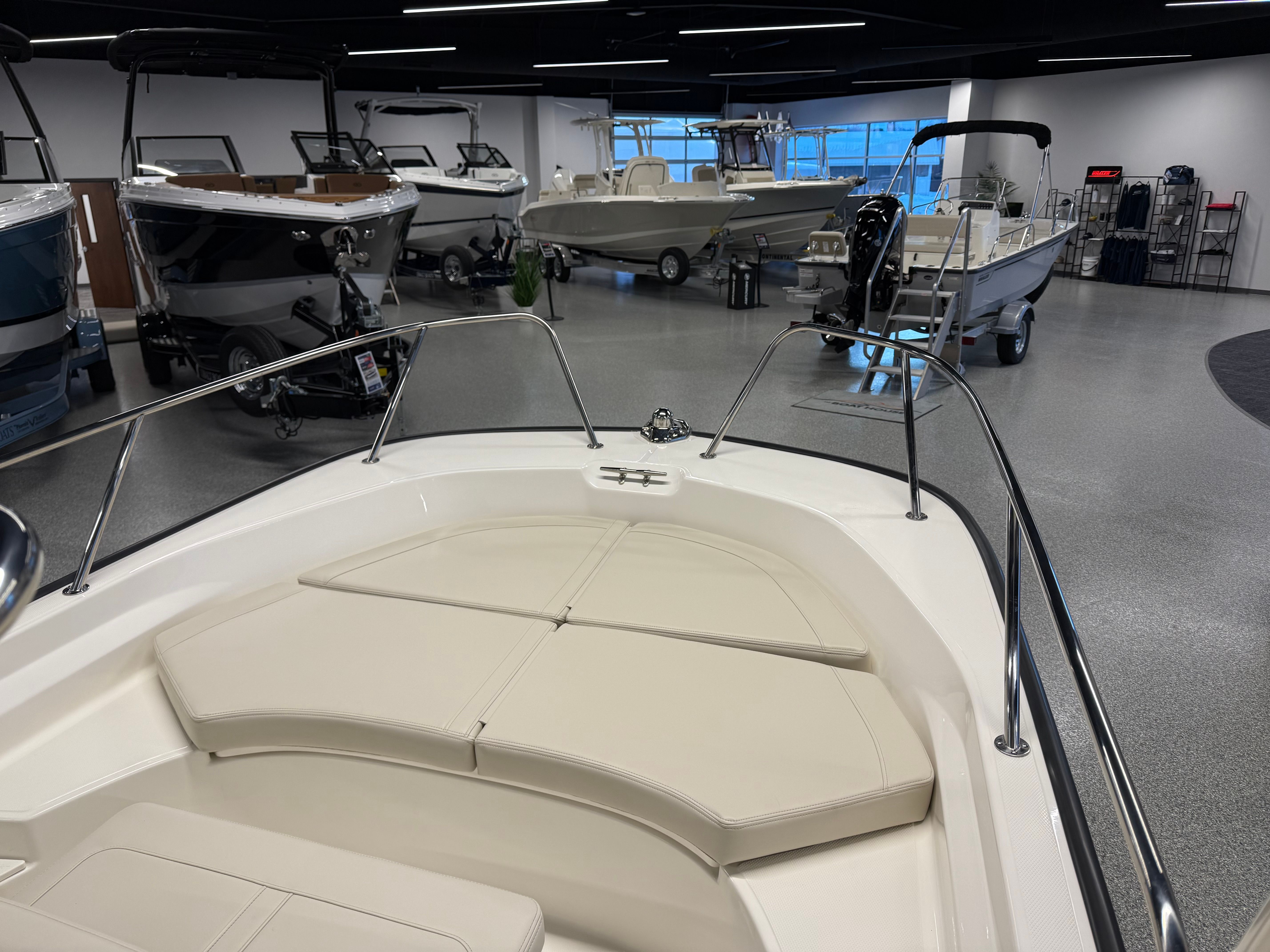 2026 Boston Whaler 170 Montauk - 3