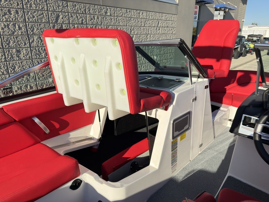 2019 MasterCraft XT22 - 44