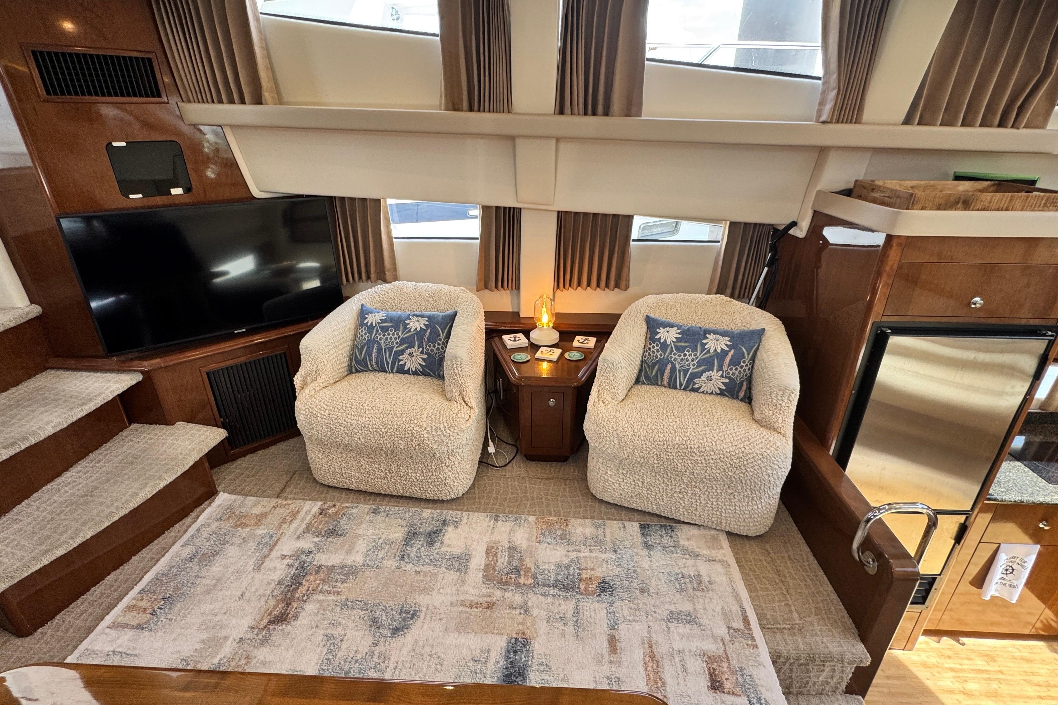 2007 Carver 47 Motor Yacht Salon with Cozy Seating and Modern Amenities