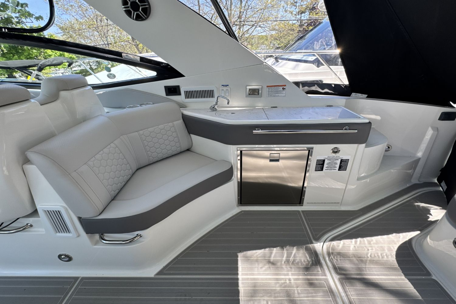 2026 Sea Ray Sundancer 320 Outboard - 19