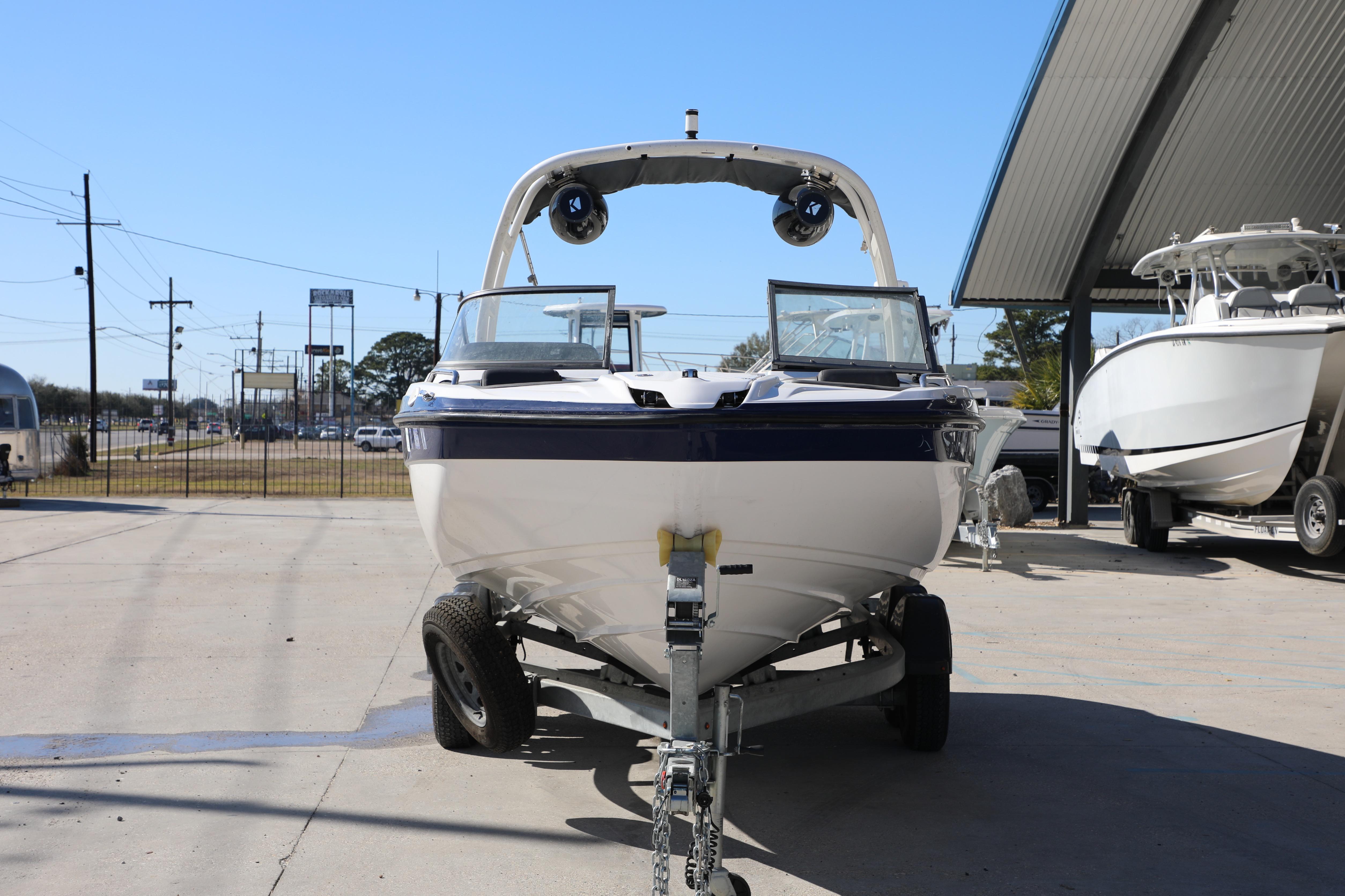 2022 Yamaha Boats AR210 on trailer in outdoor showroom.