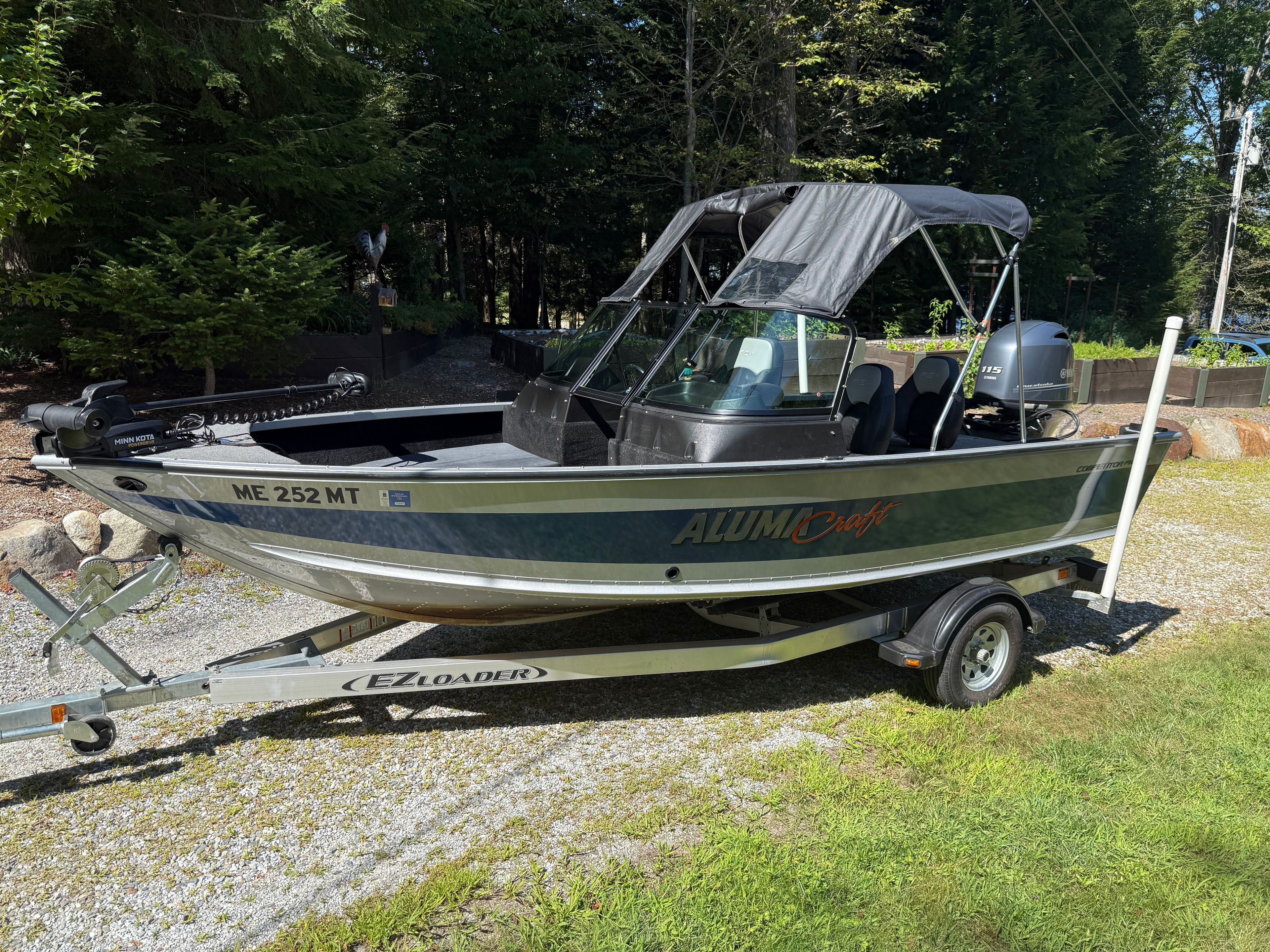 2022 Alumacraft Competitor 175 Sport on a trailer outdoors.