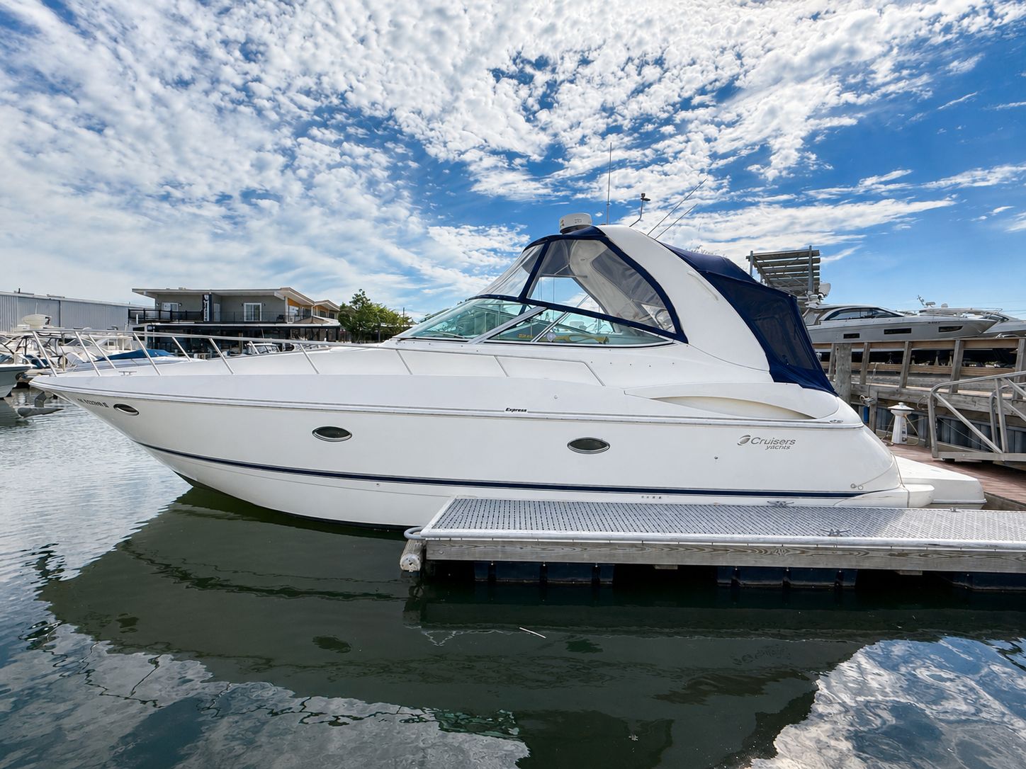 2003 Cruisers Yachts 3772 Express