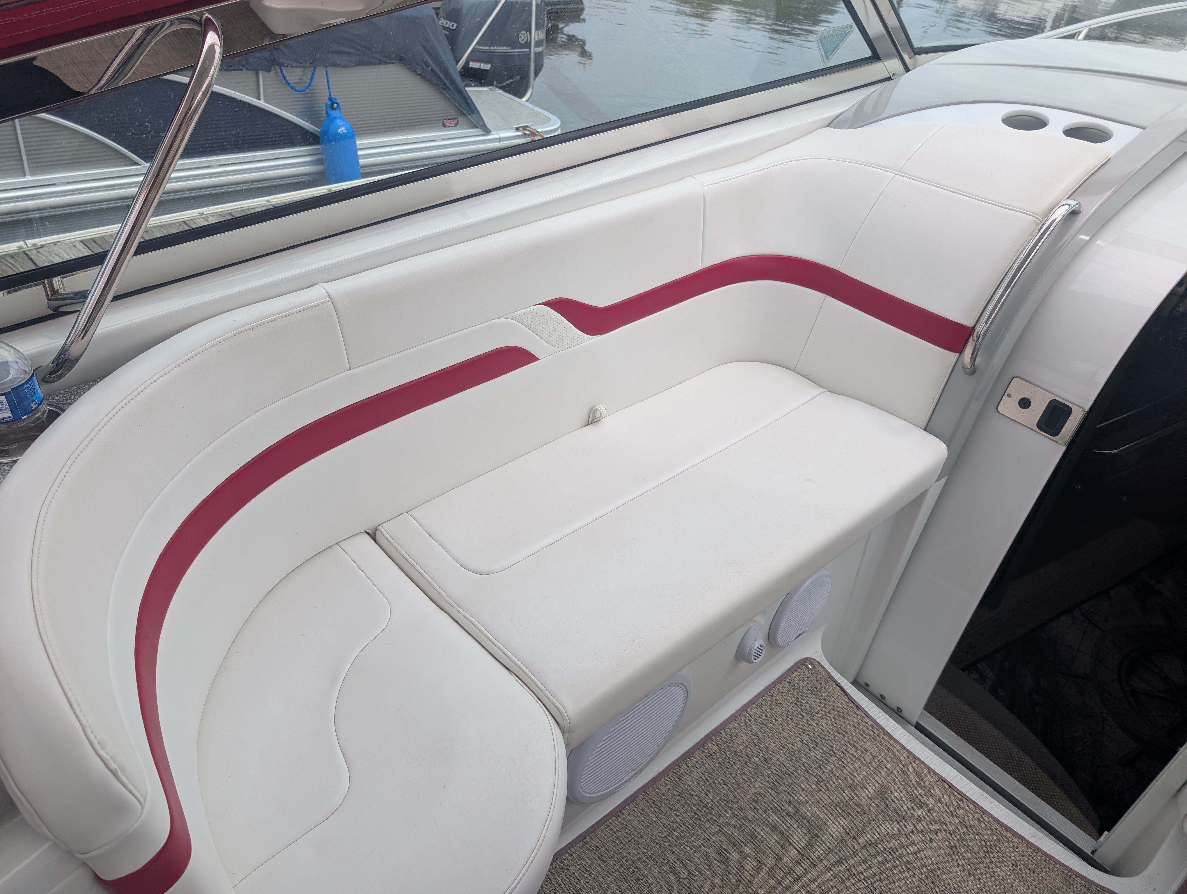 The 2007 Formula 400 Super Sport features a white bench seat with red accents and speakers.