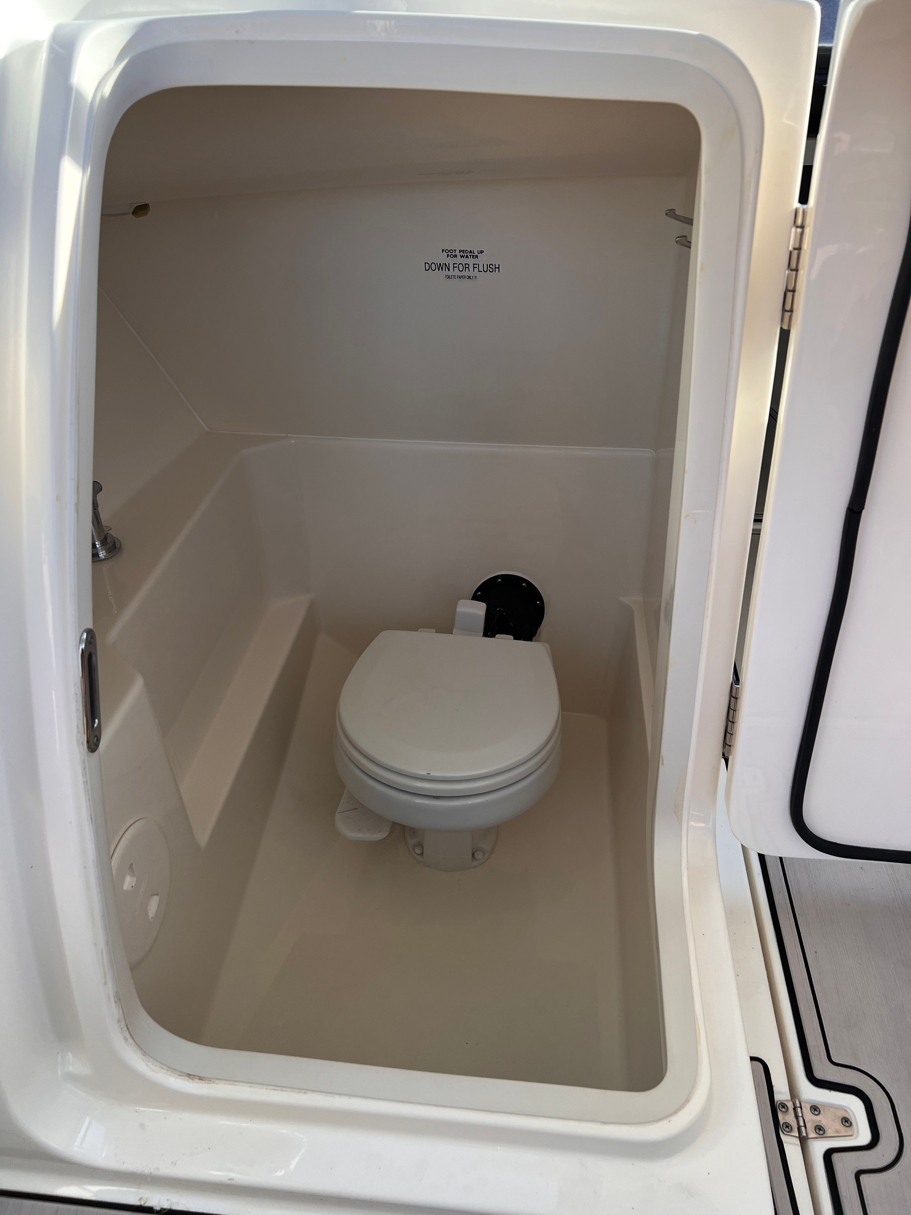 2022 Boston Whaler 240 Vantage - 19