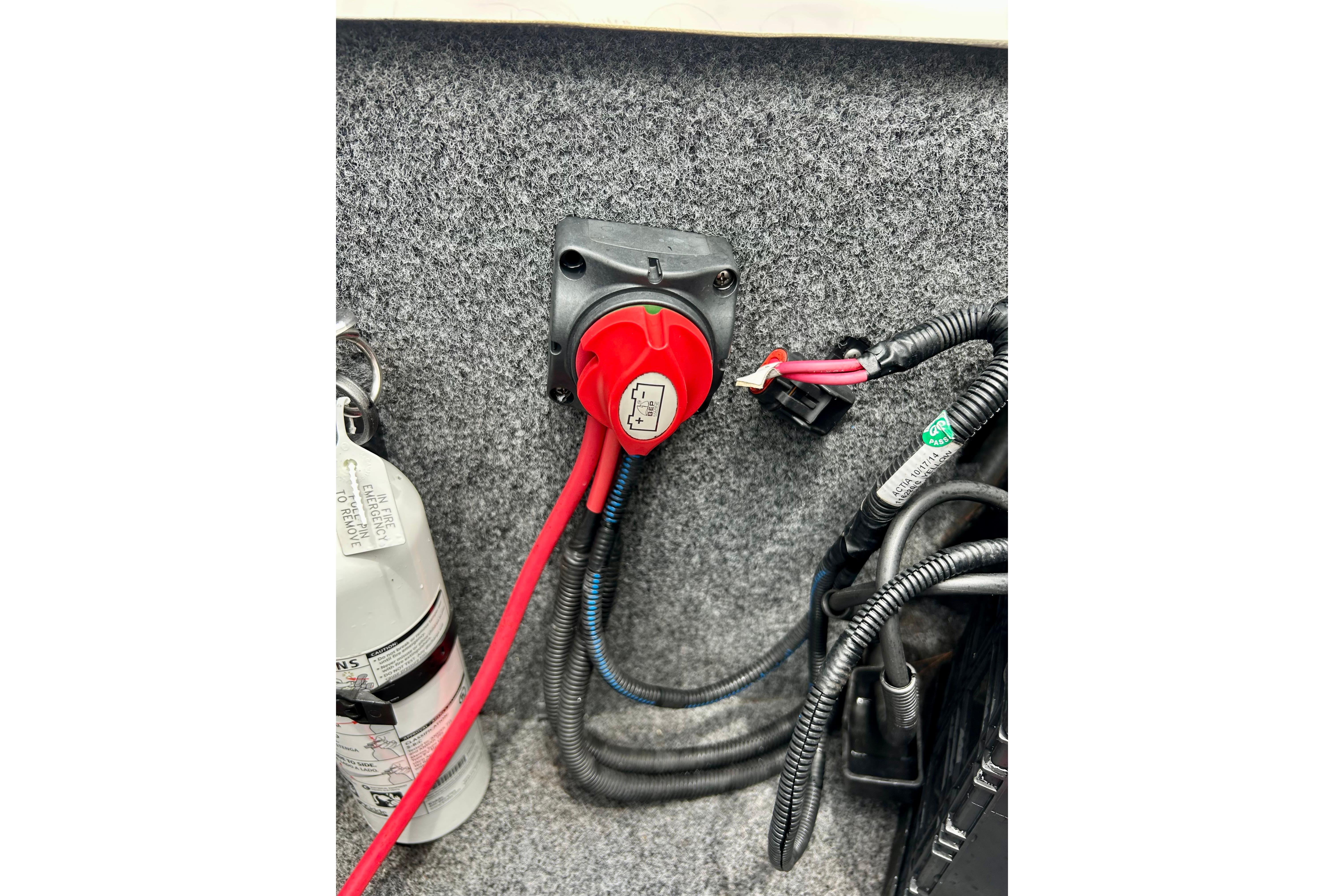 Battery switch and wiring inside a 2015 Yamaha Boats AR210.