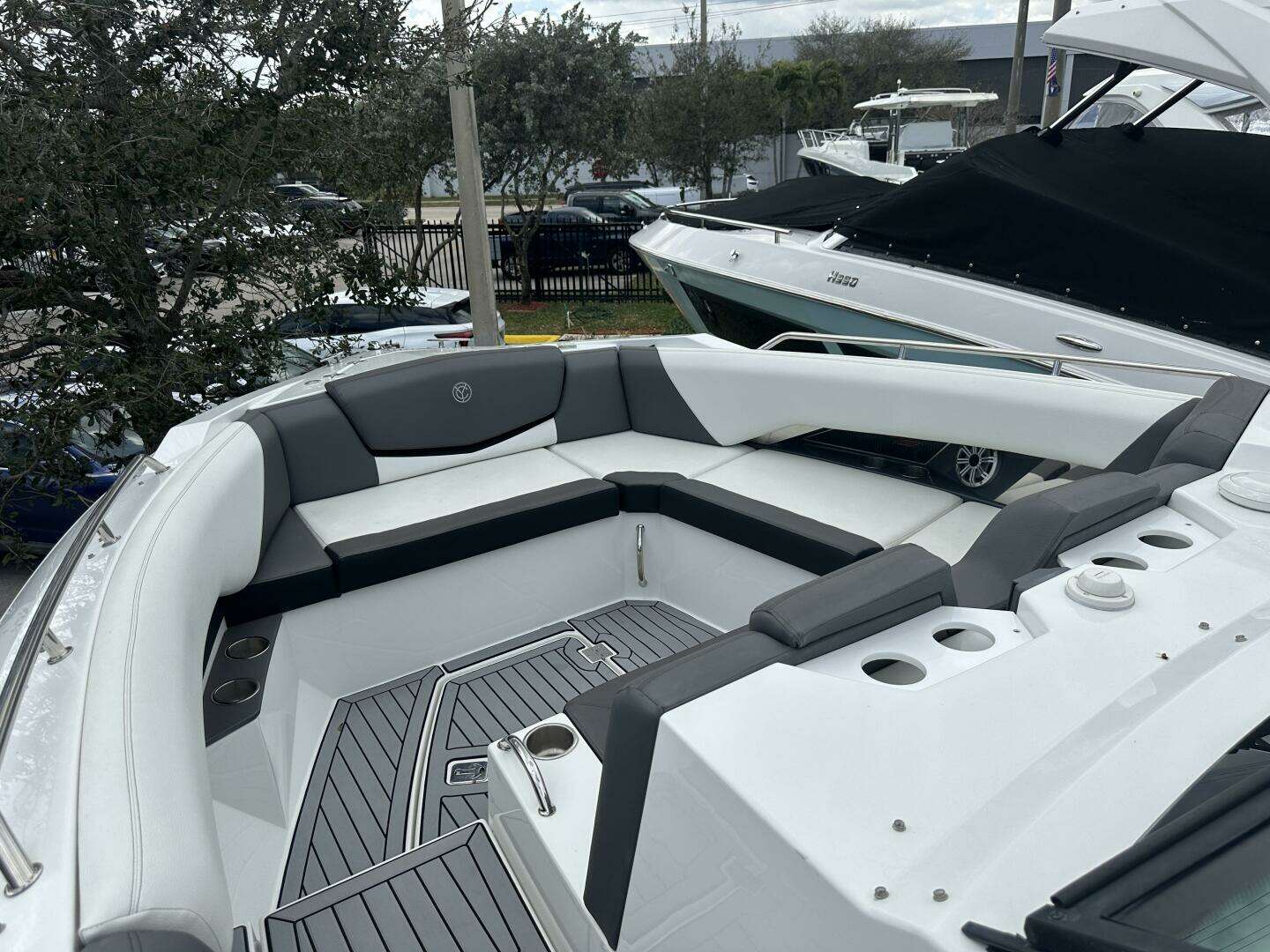 2019 Cruisers Yachts 338 Outboard - Image 8