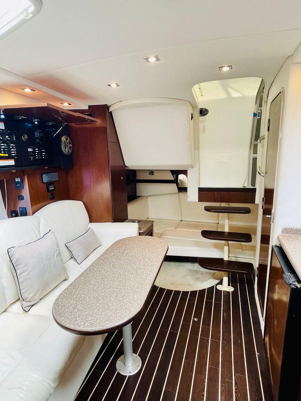 2012 Cruisers Yachts 350 Express - 18
