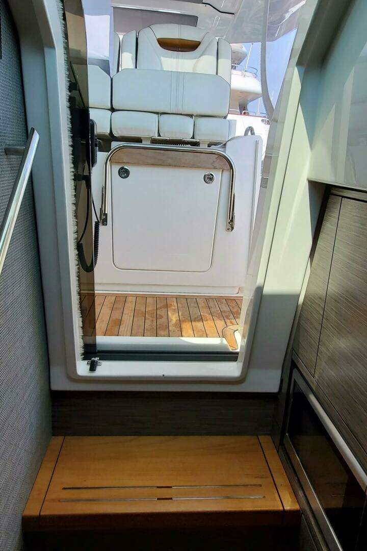 2021 Tiara Yachts 38 LS - Image 25