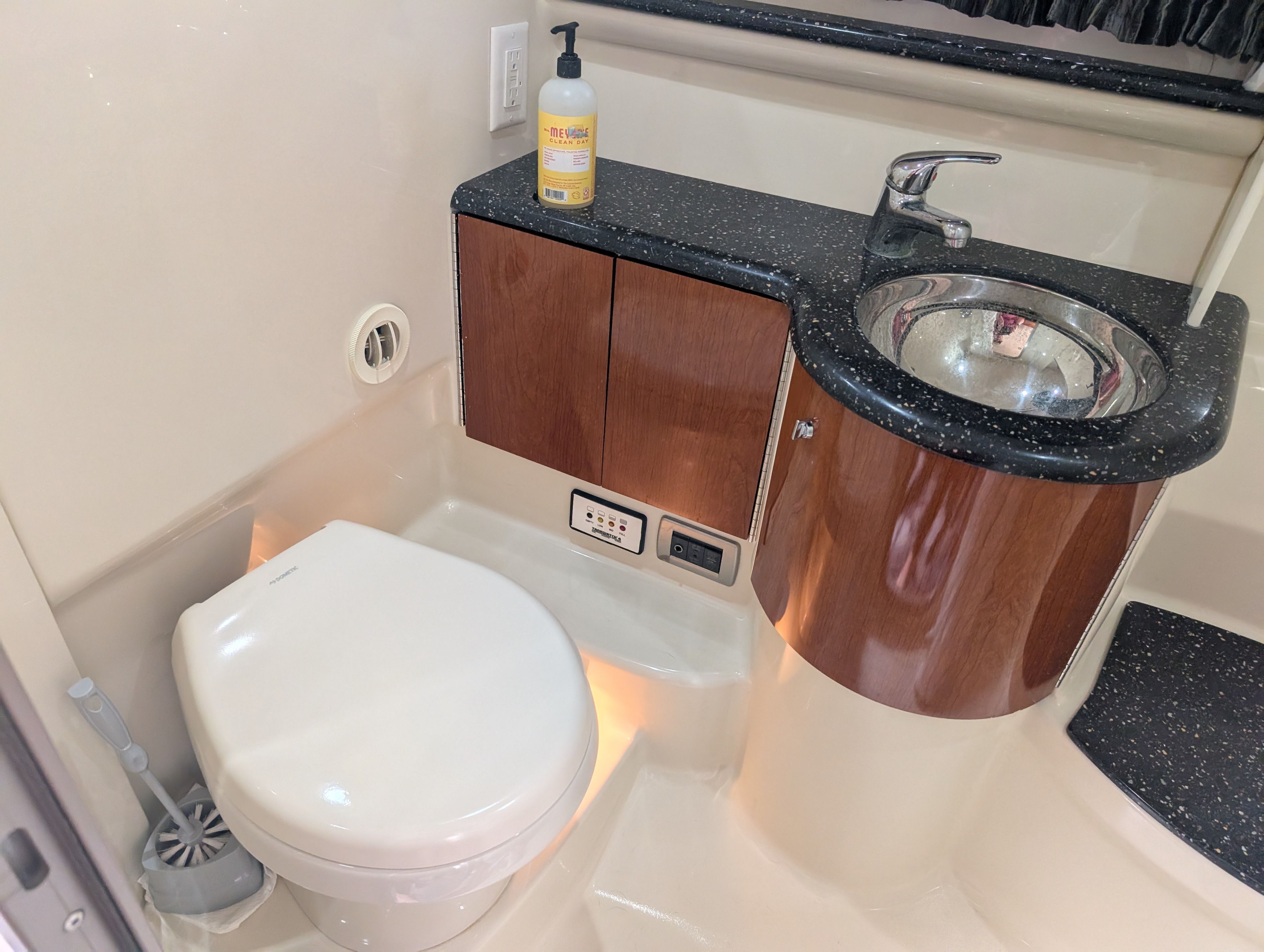 The image shows the bathroom of a 2007 Formula 400 Super Sport with a toilet and sink.