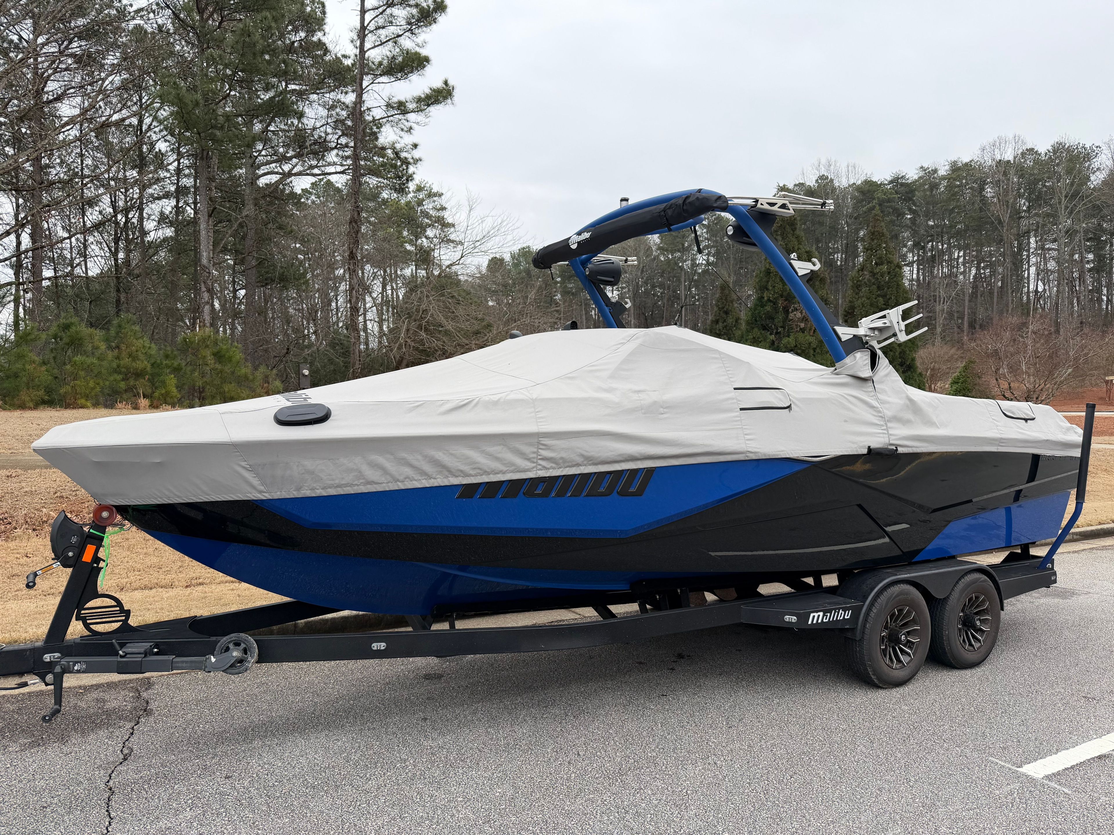 2022 MALIBU 25 LSV - Image 2