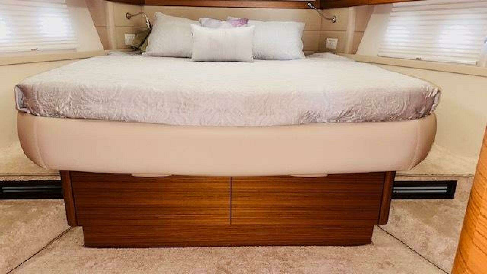 2022 Greenline 48 Diesel Flybridge with Hardtop - Image 12