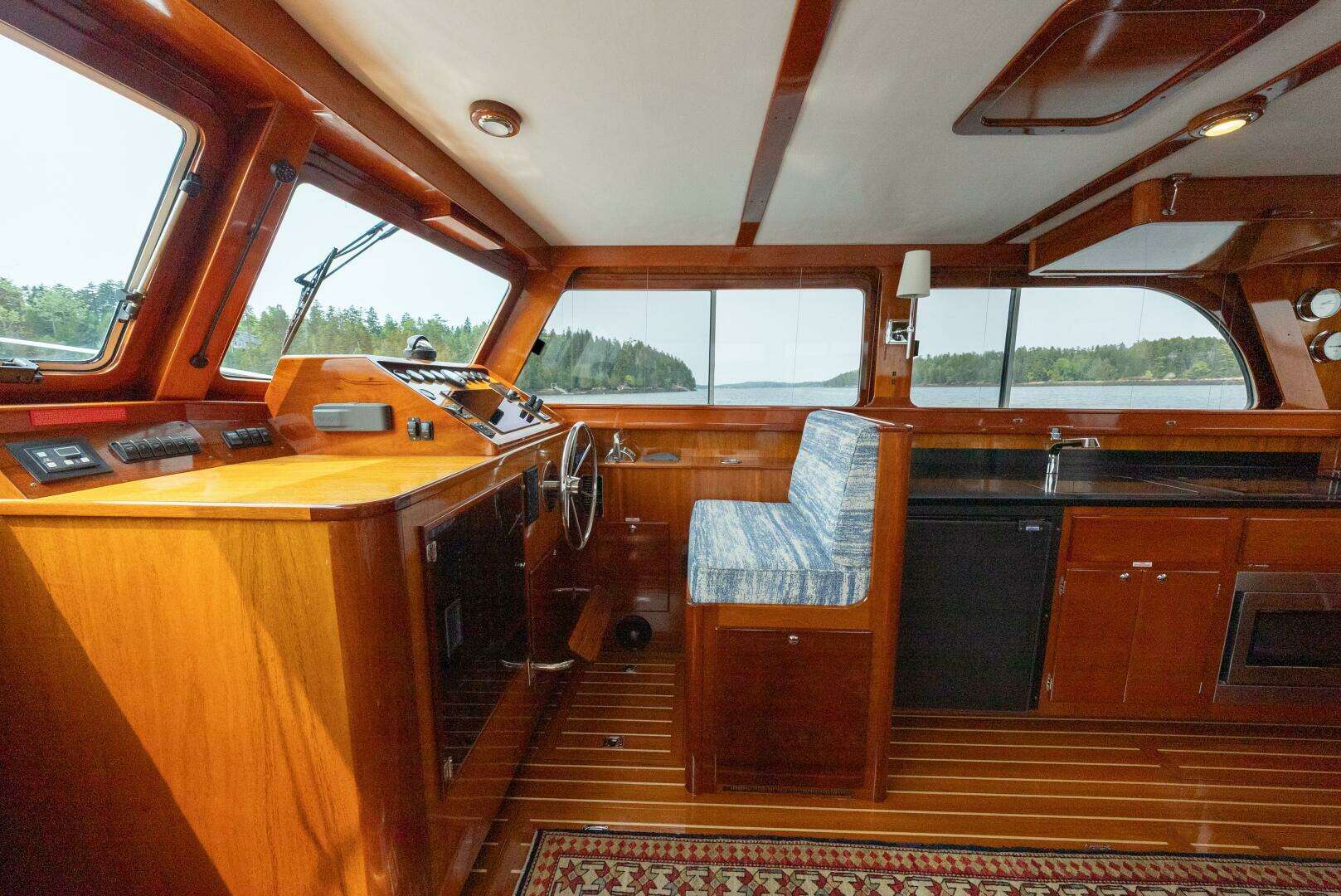 2019 Lowell Flybridge - Image 6