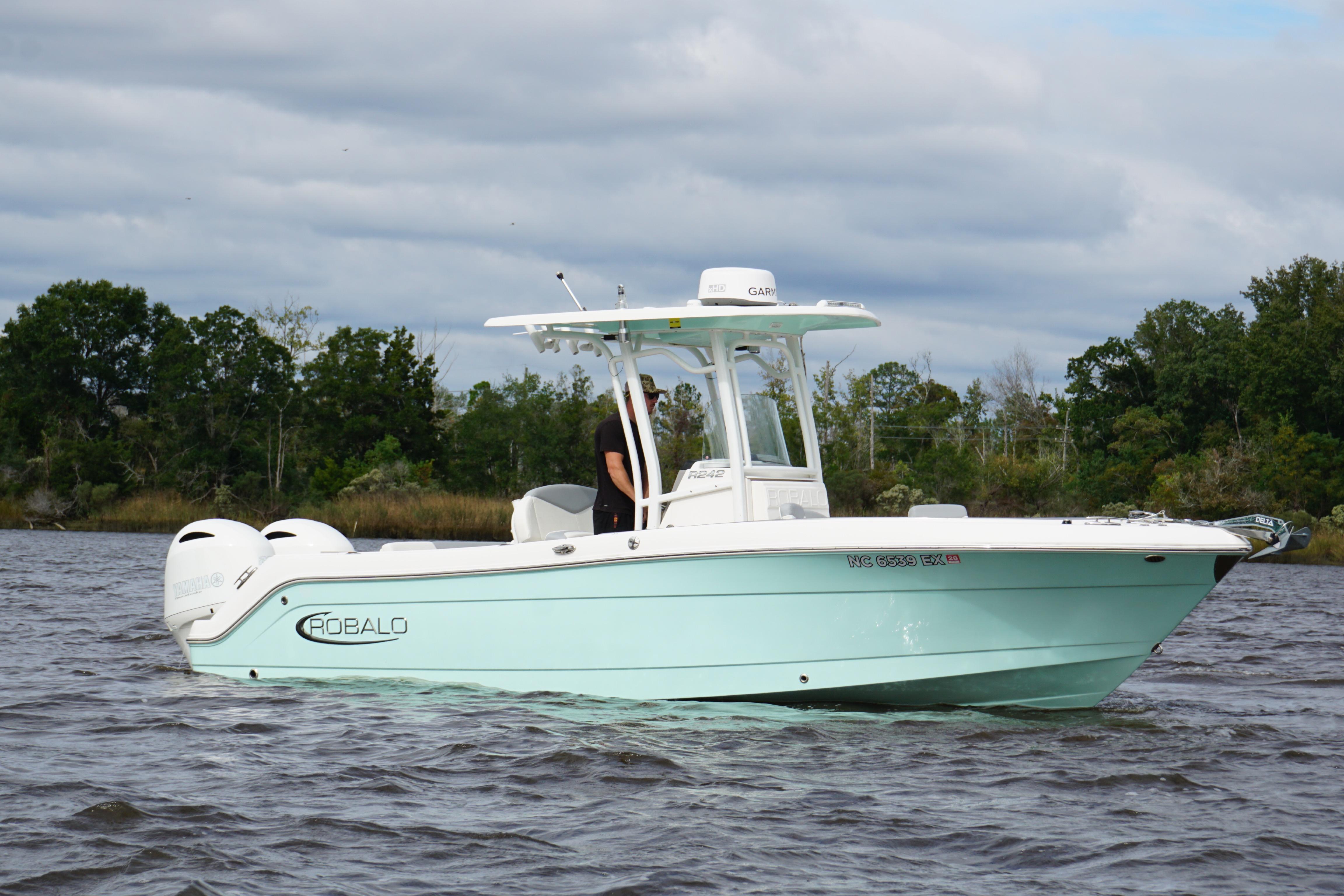 2022 Robalo R242 Center Console