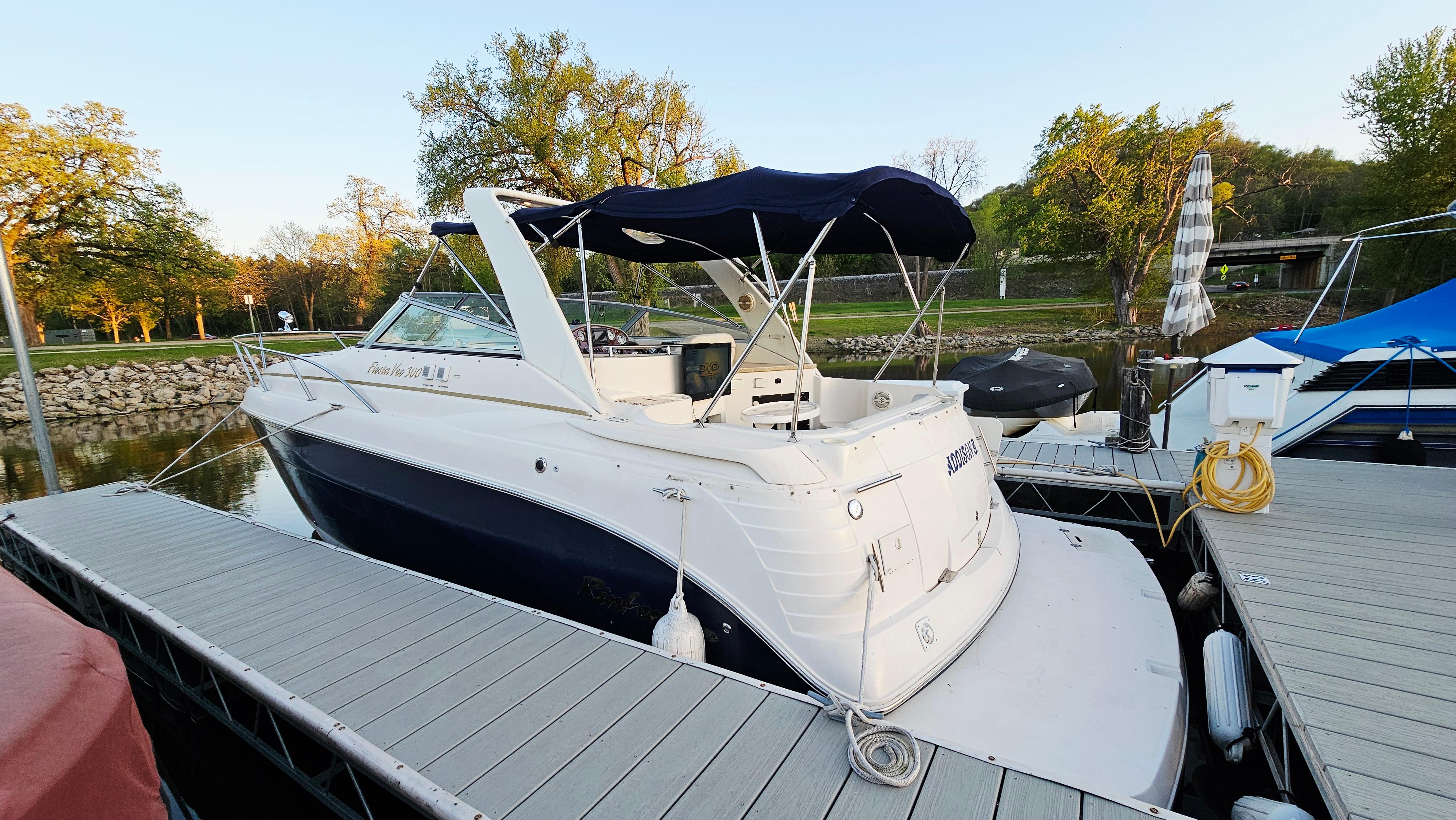 2005 Rinker 300 Express Cruiser