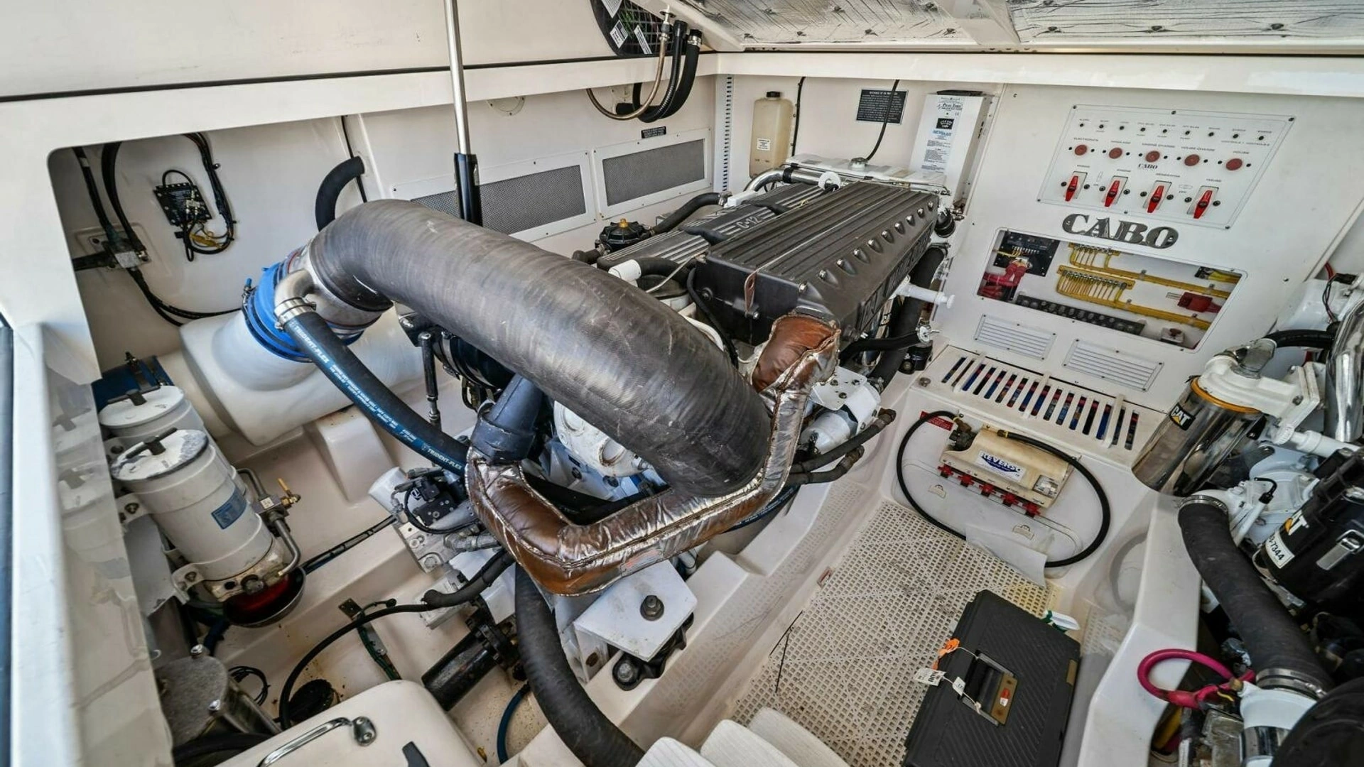 2005 Cabo 40 Express - Image 63