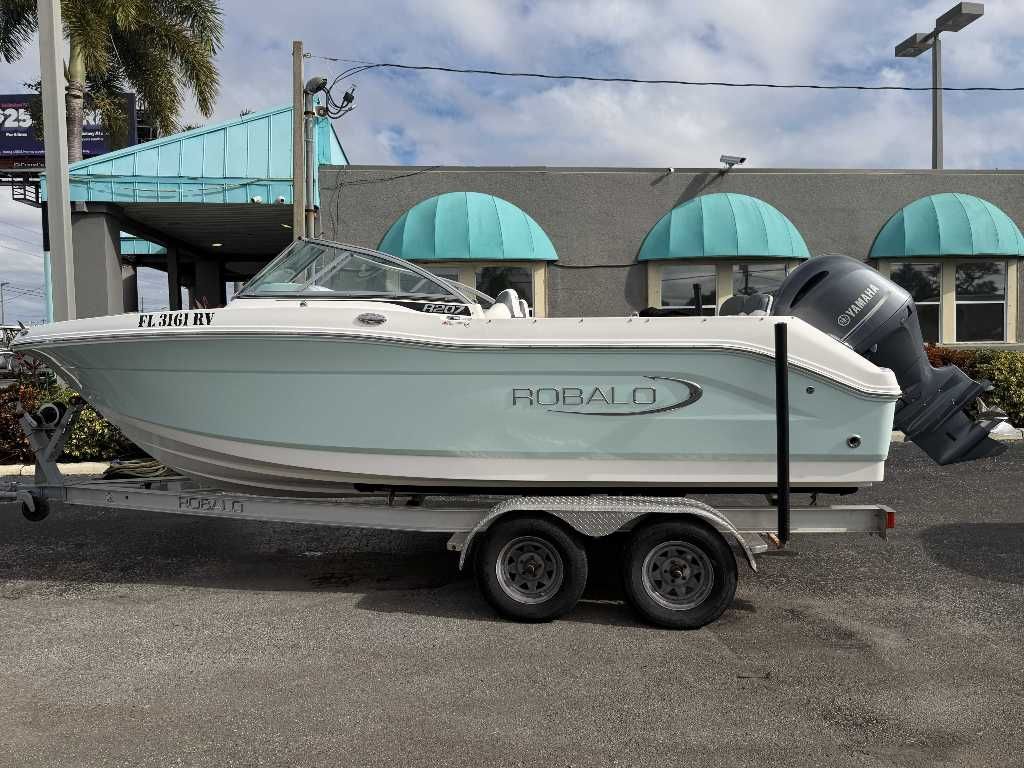 2019 Robalo R207 Dual Console - 8