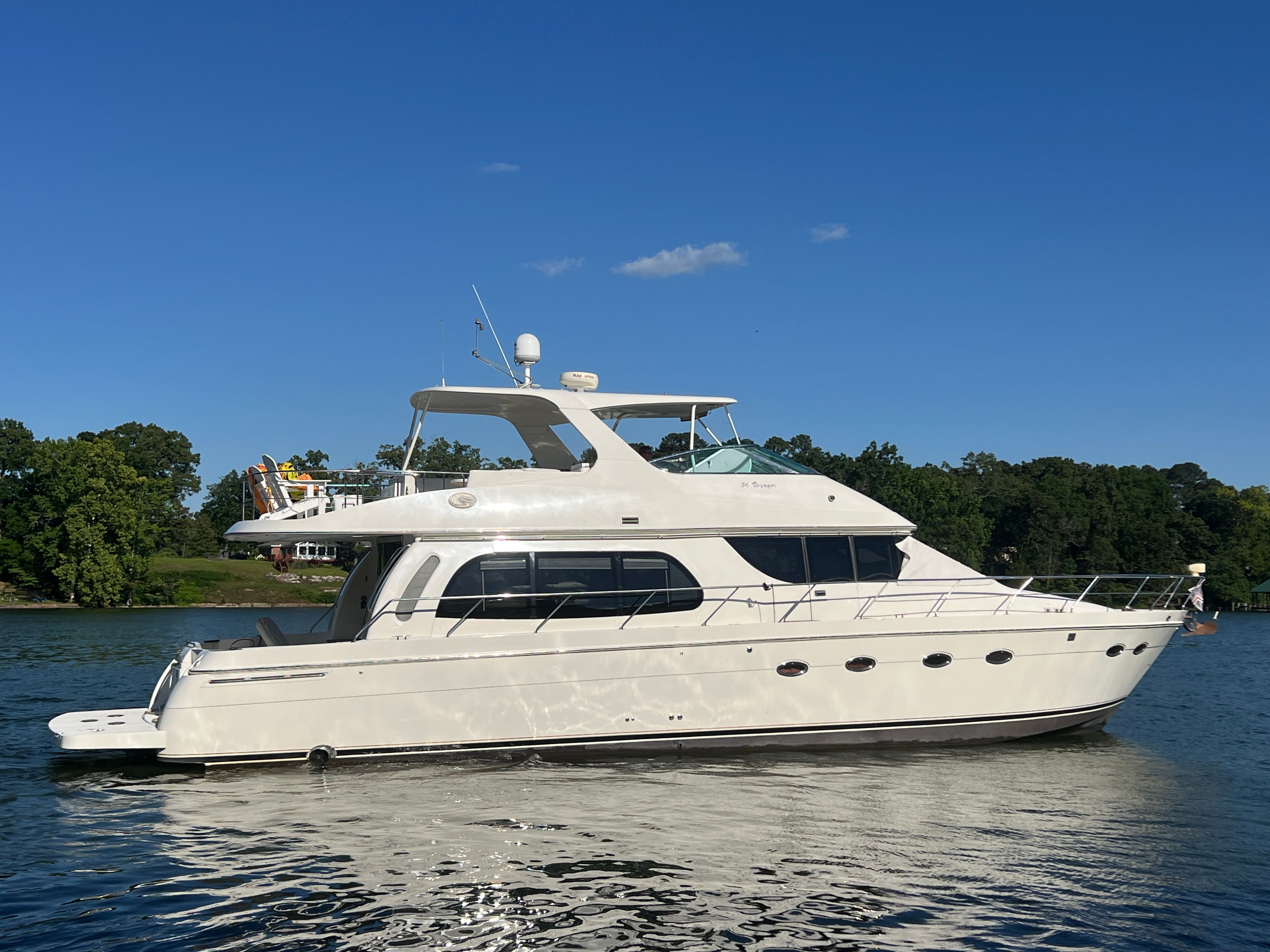 2005 Carver 560 Voyager Sky on calm water.