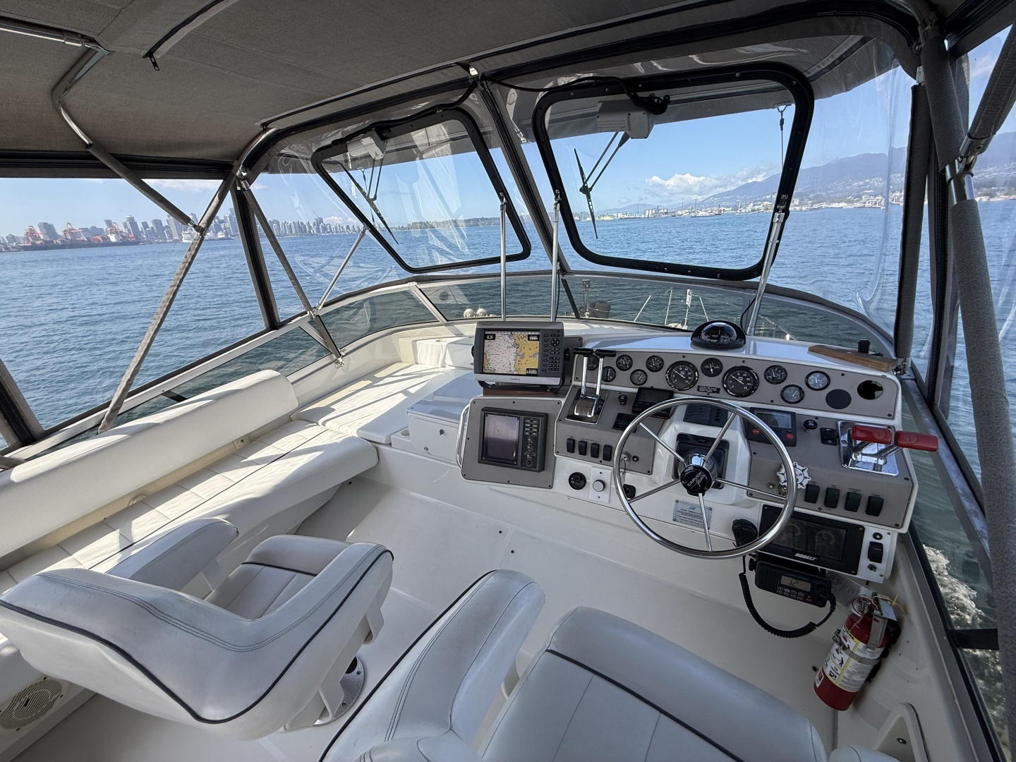 1996 Carver 370 Voyager - Image 33