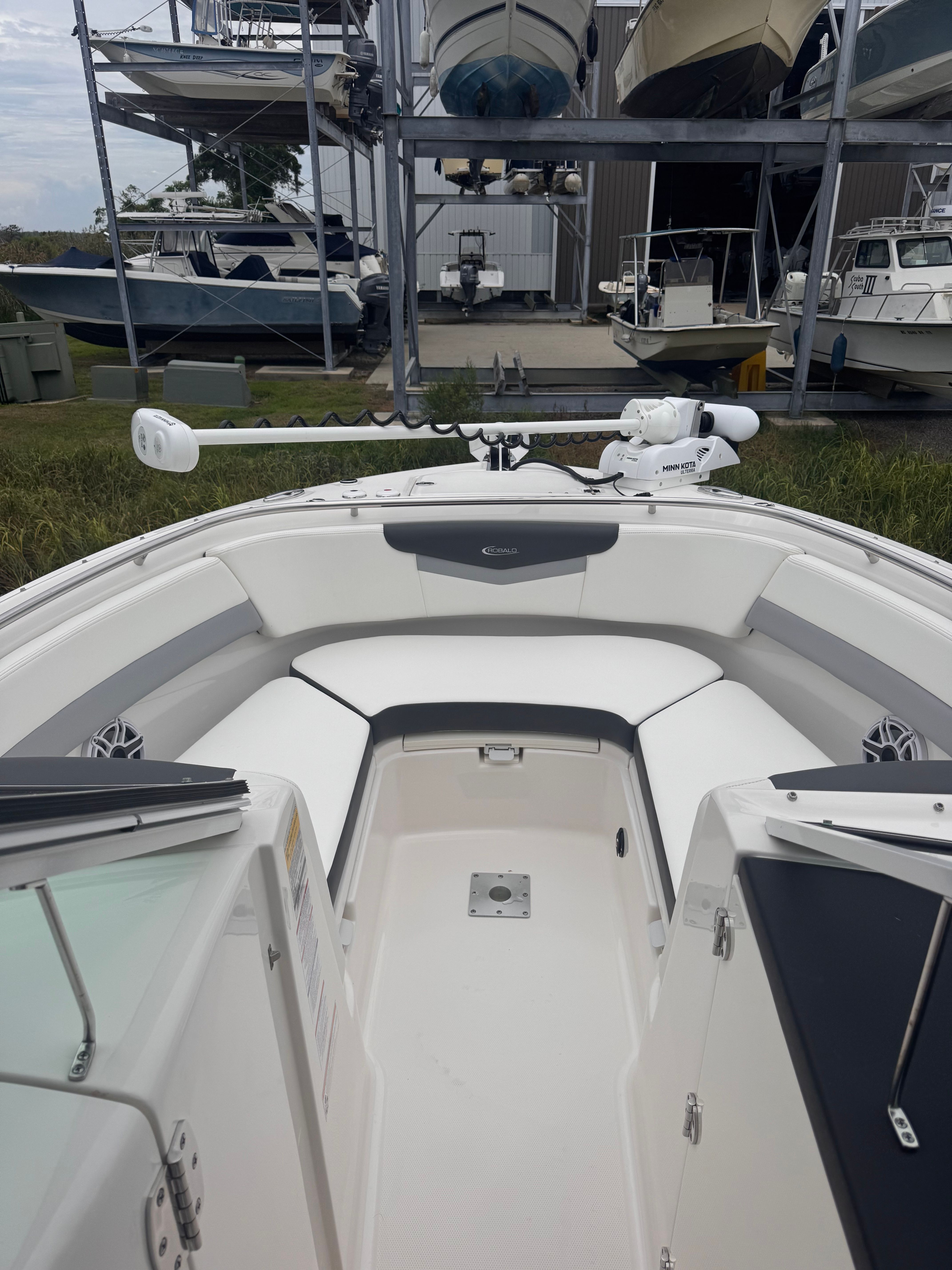 2023 Robalo R247 Dual Console - 11