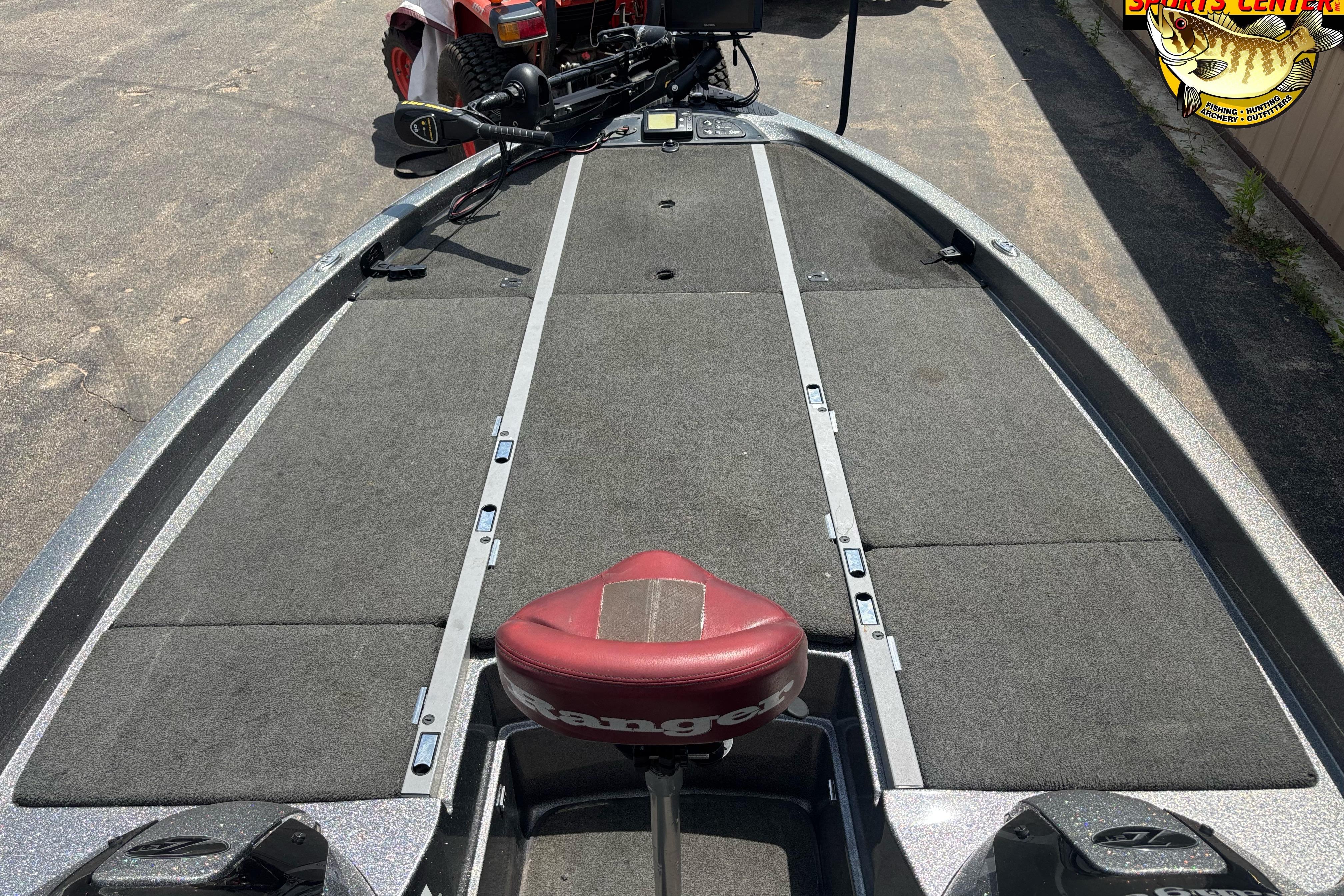 2005 Ranger Z21 Comanche boat deck with red seat and fishing equipment.