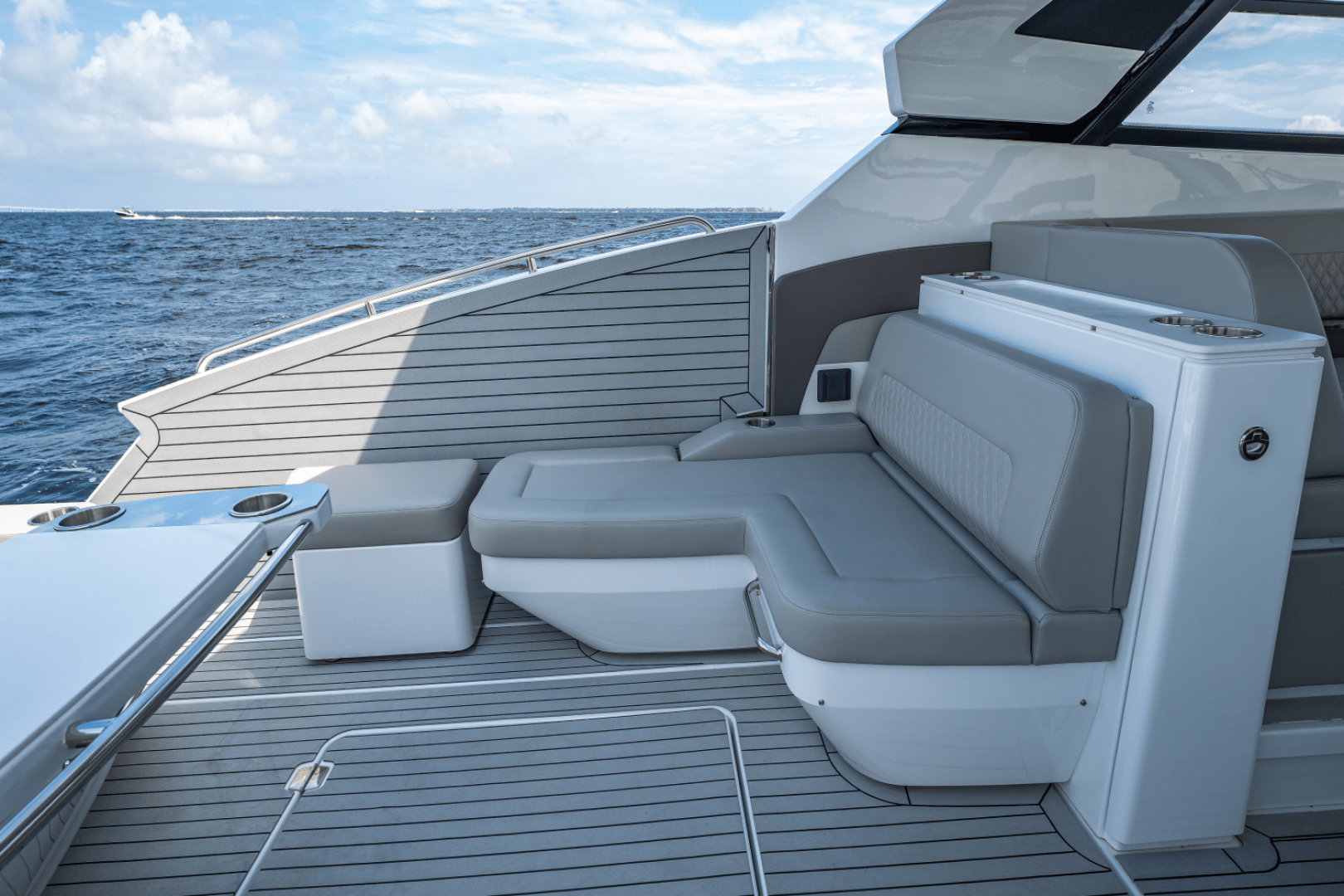 2025 Cruisers Yachts 50 GLS - Image 25