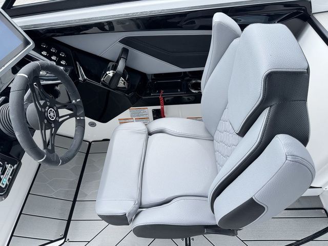 2026 Yamaha Boats 255XE - 18