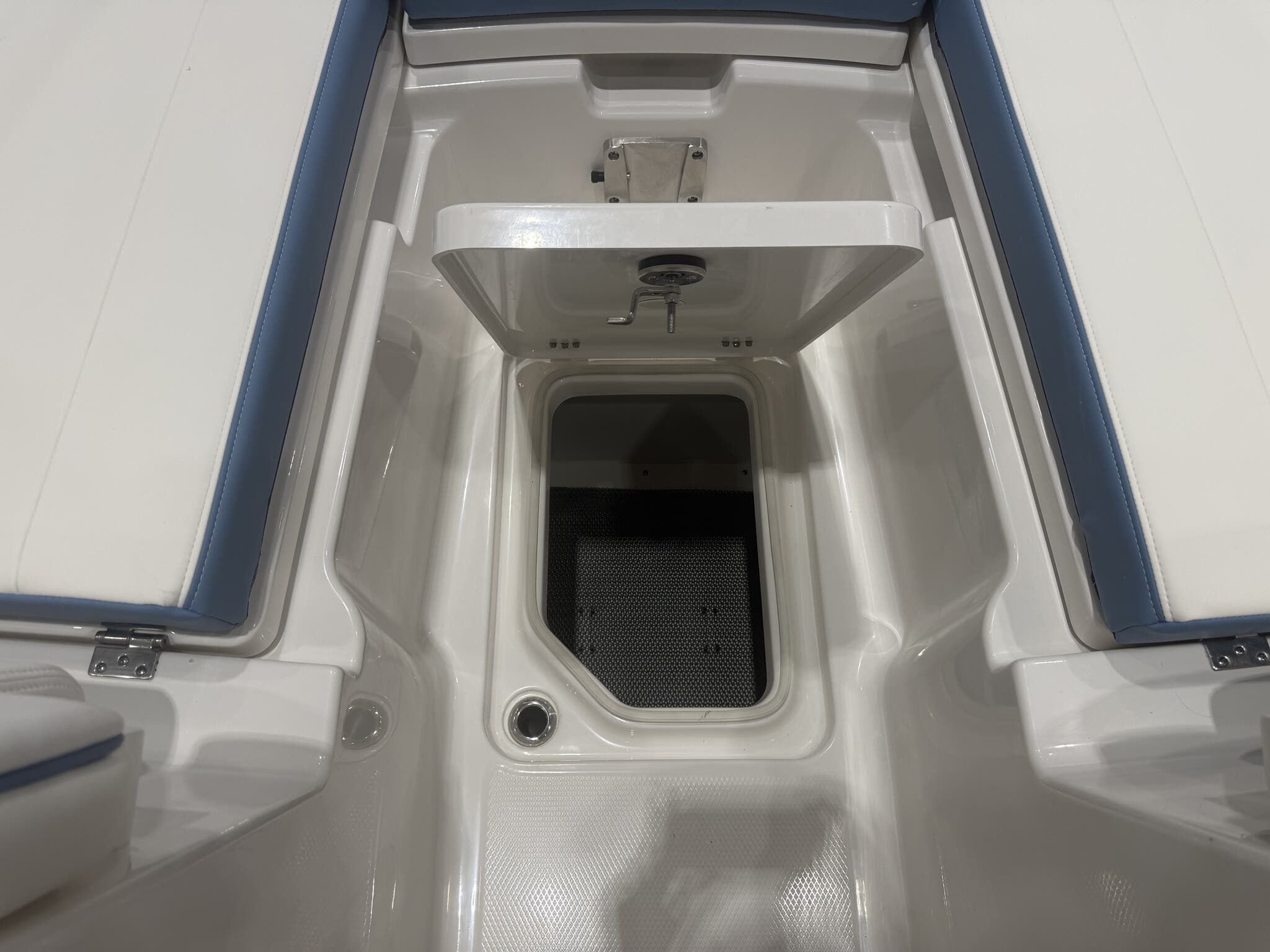 2026 Robalo Dual Console R 257 - 16