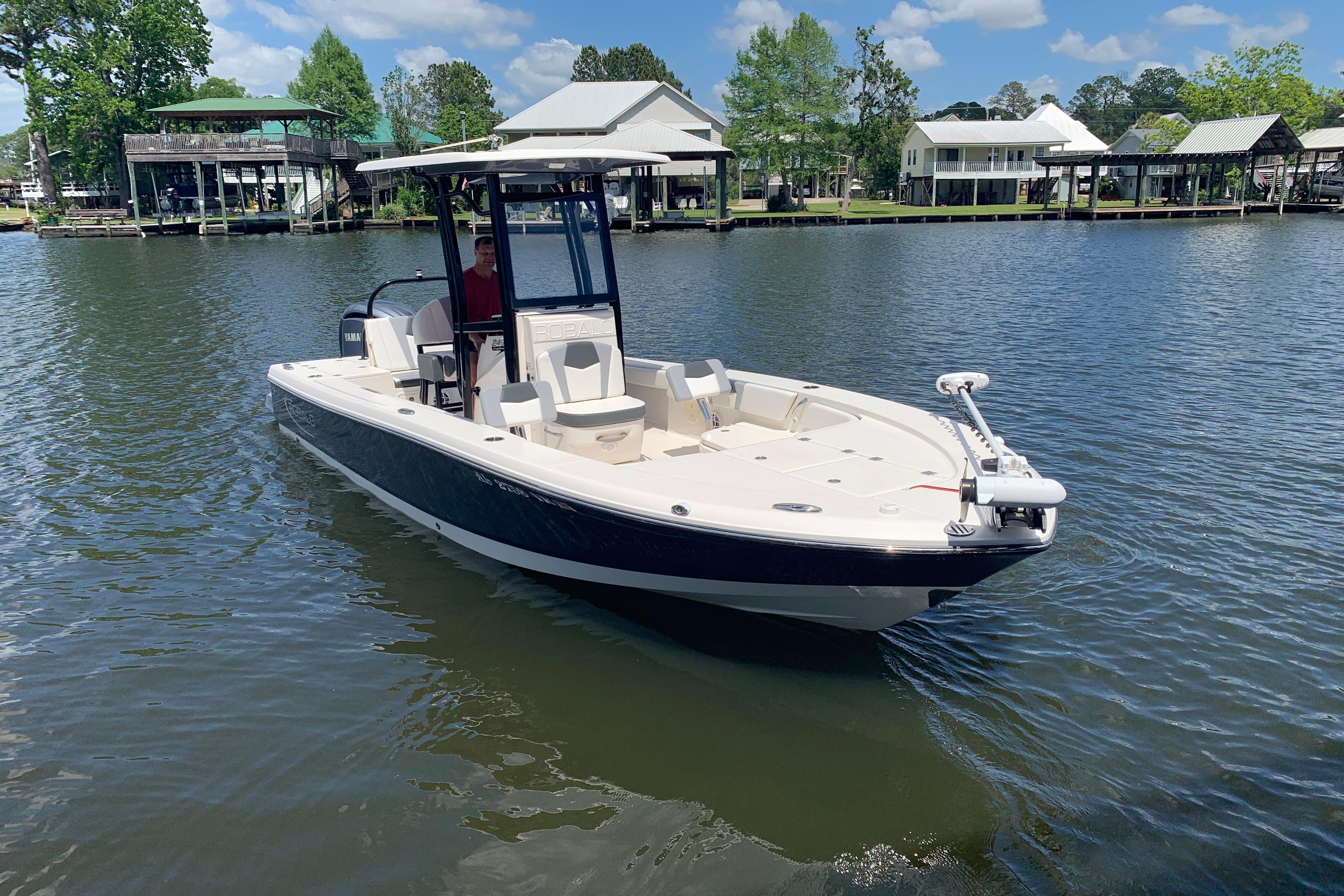2022 Robalo 246 Cayman