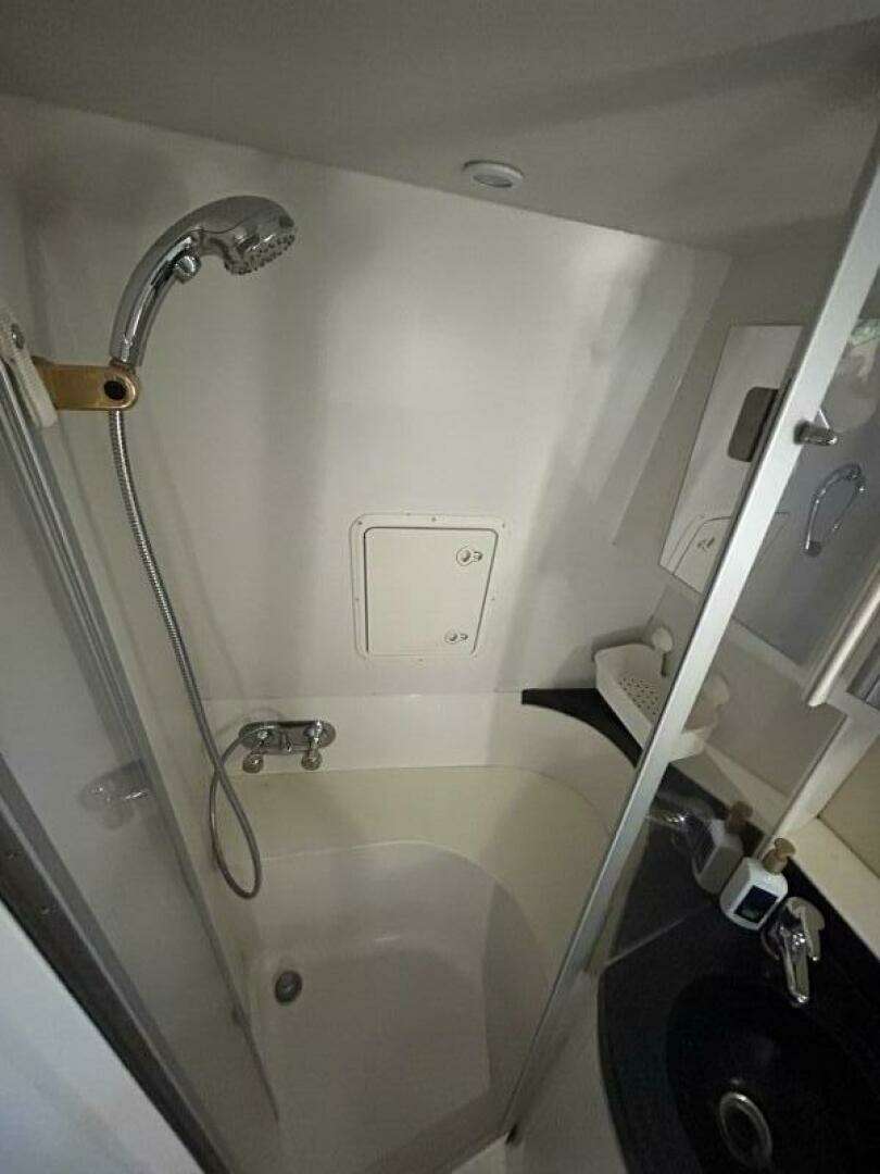 2005 Carver 366 MY - Image 56