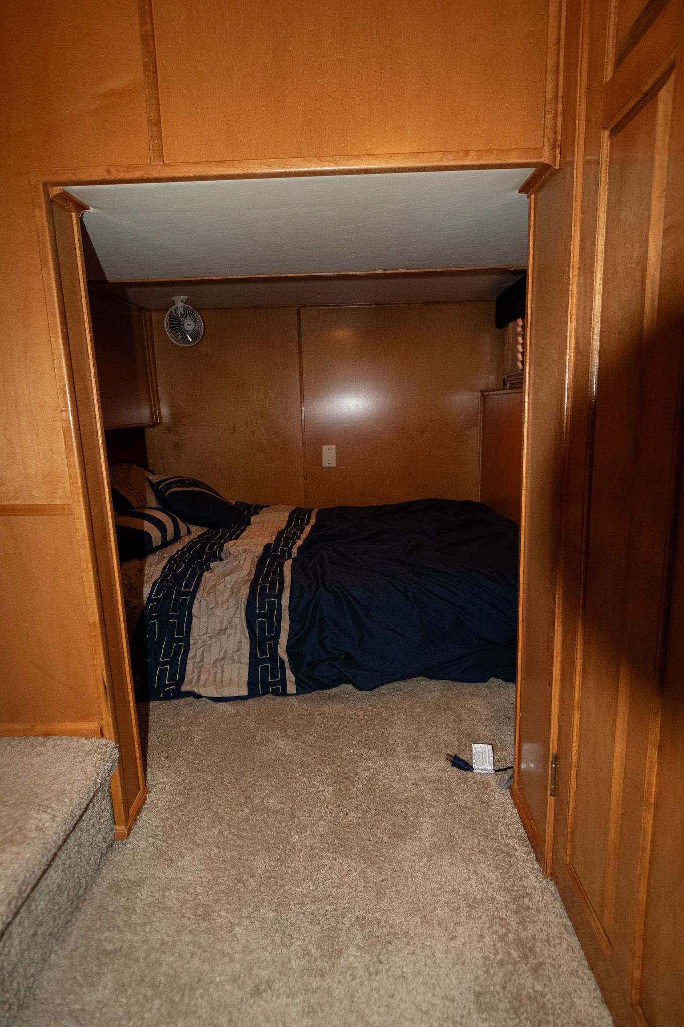Cozy bedroom in a 2003 Lakeview 16x70 houseboat.