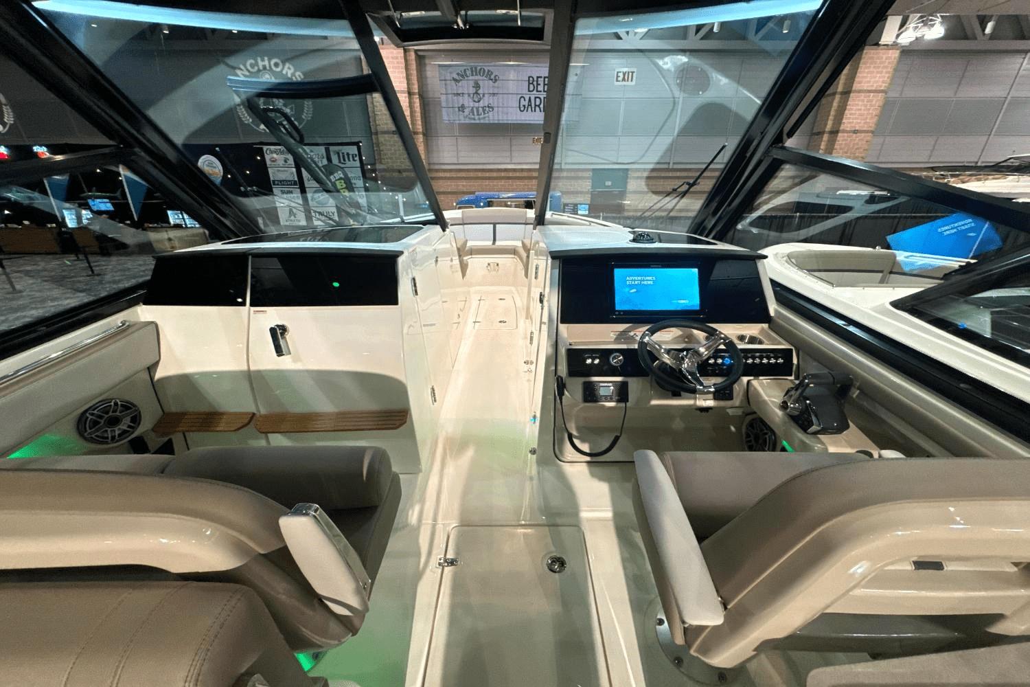 2025 Boston Whaler 330 Vantage - 21