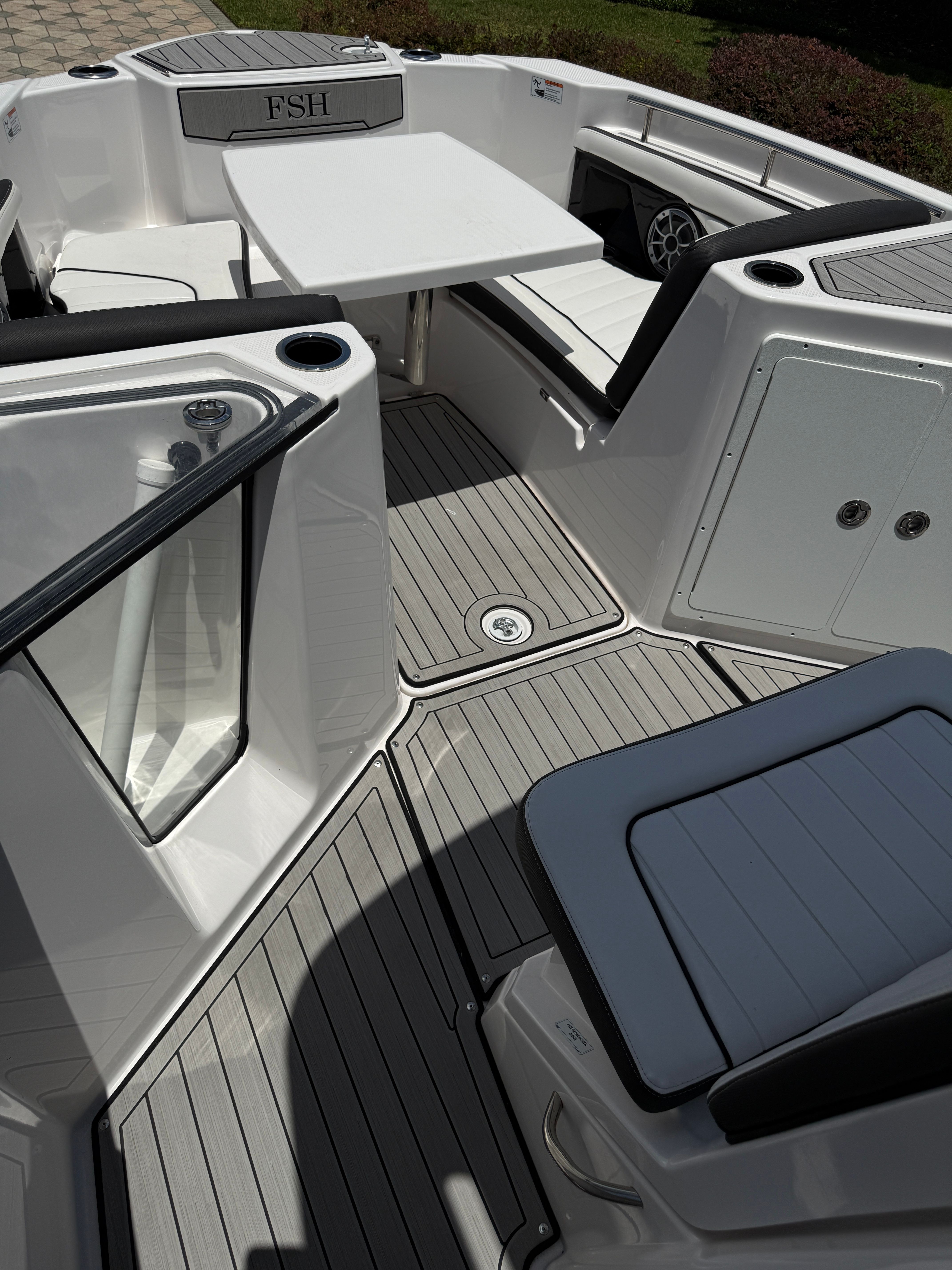 Yamaha 252 FSH Sport 2024: Spacious cockpit with table and seating.