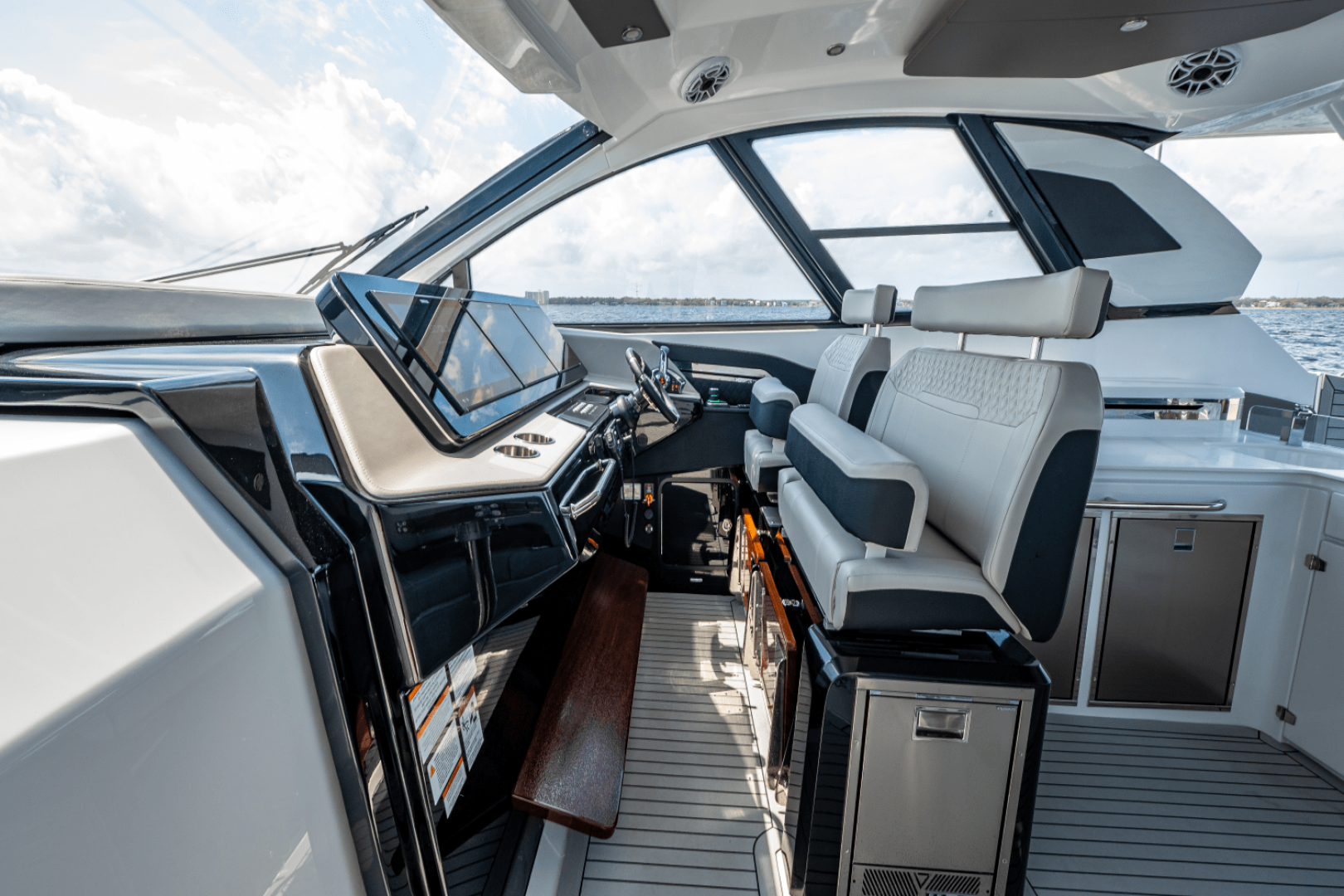 2025 Cruisers Yachts 50 GLS - Image 38