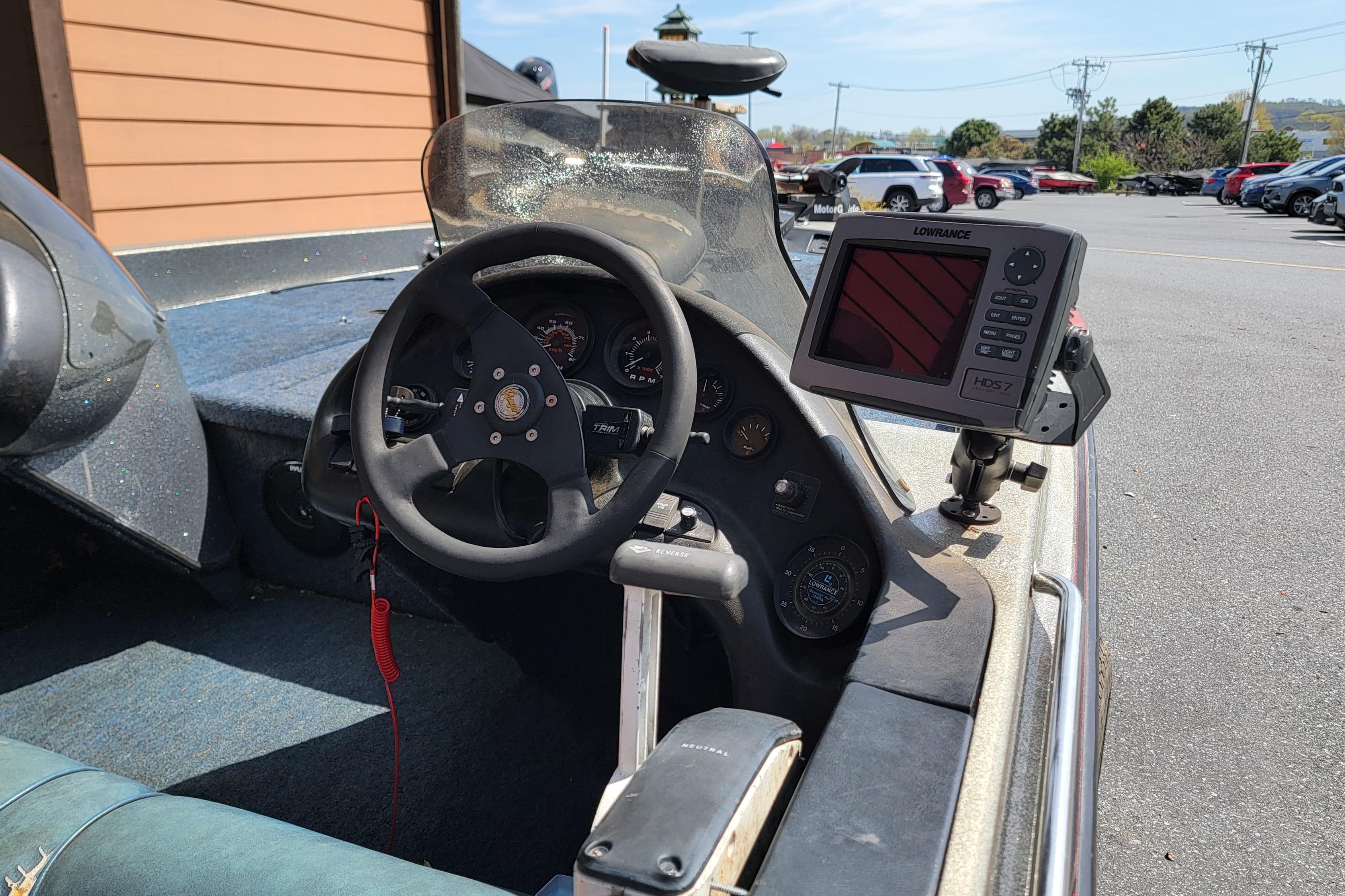 1995 Ranger boat cockpit with steering wheel and Lowrance HDS-7 fishfinder.
