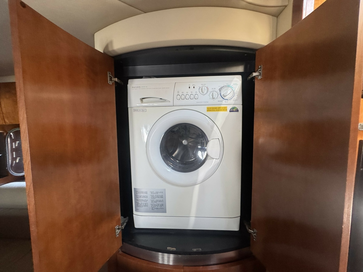 2006 Cruisers Yachts 520 Express - Image 25